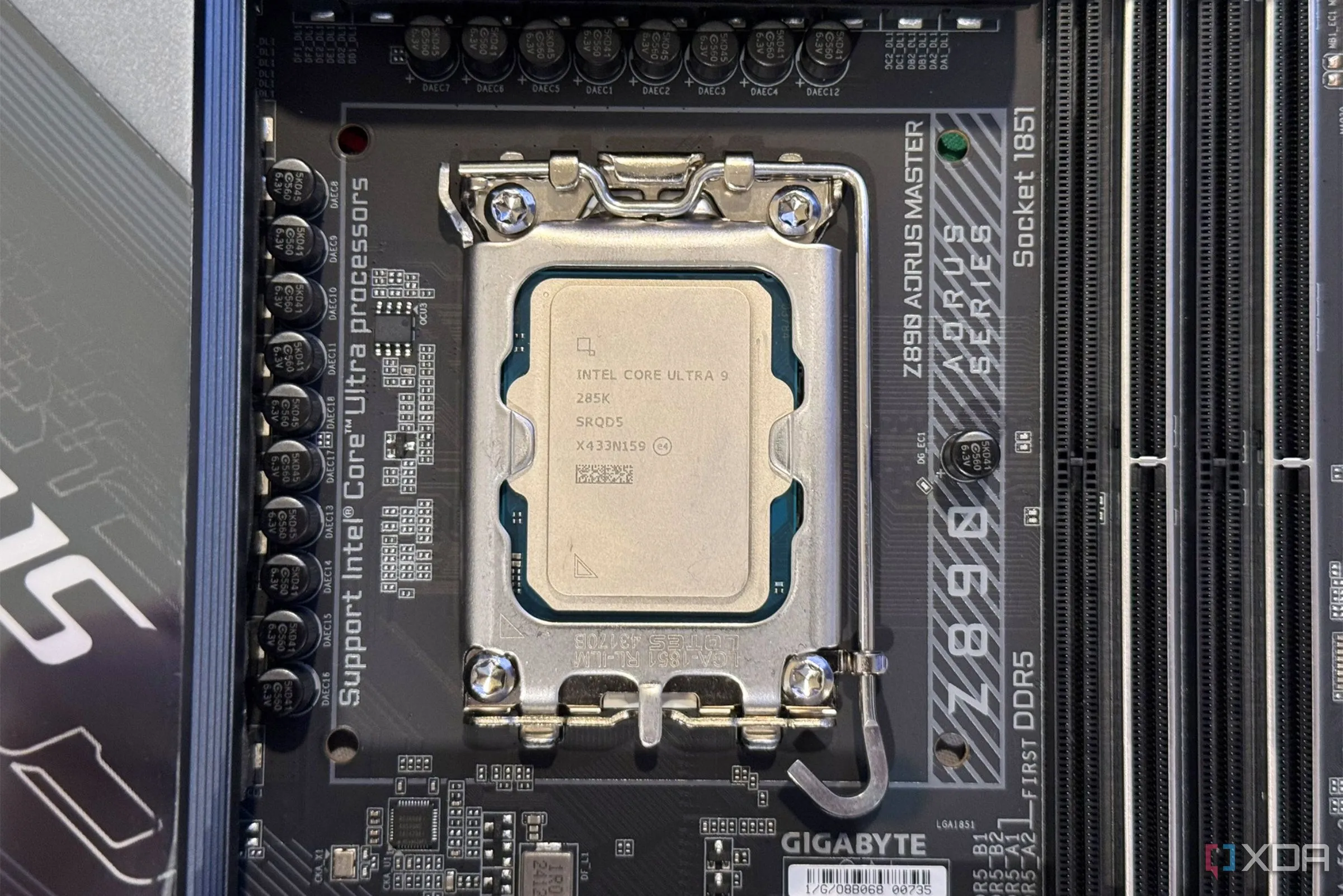 Chip Intel Core Ultra 9 285K gắn trên mainboard