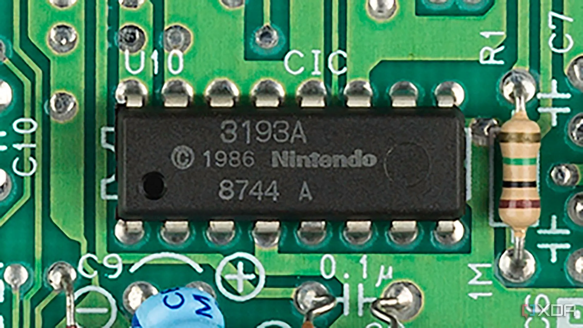 Chip khóa CIC trên bảng mạch của máy Nintendo NES Mk1, rào cản chính ngăn game không phép hoạt động