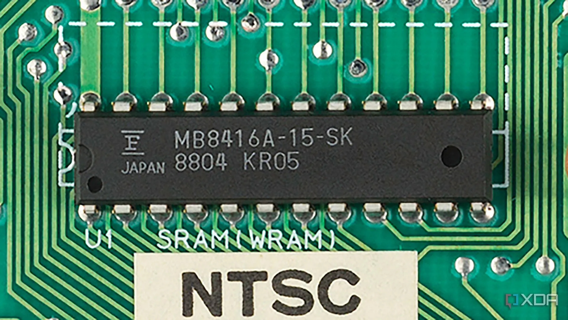 Chip WRAM 2KB của Nintendo NES đời đầu, nơi lưu trữ dữ liệu tạm thời cho trò chơi