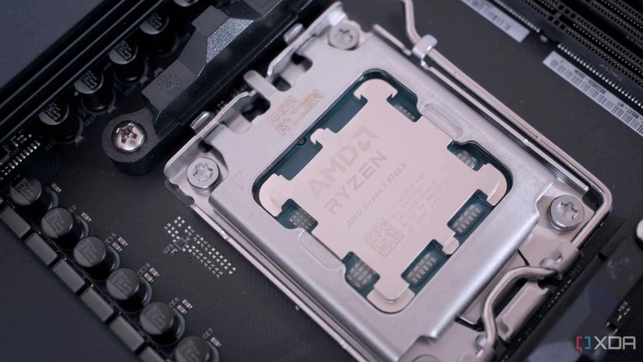 Chip xử lý AMD Ryzen 7 9700X đang được lắp đặt trên bo mạch chủ