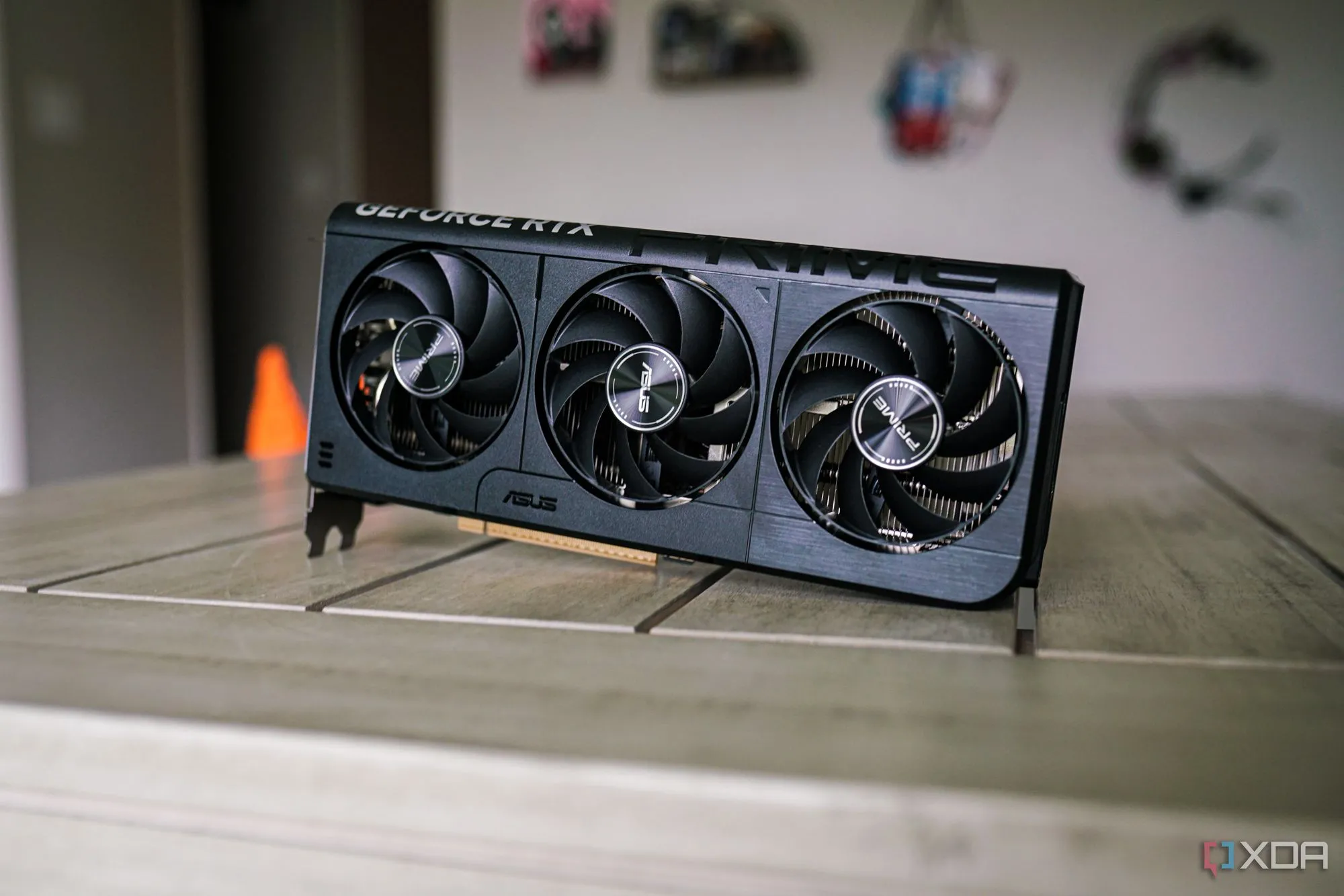 Chip xử lý đồ họa Nvidia GeForce RTX trên bo mạch card, minh họa khả năng tối ưu VRAM của DLSS Transformer