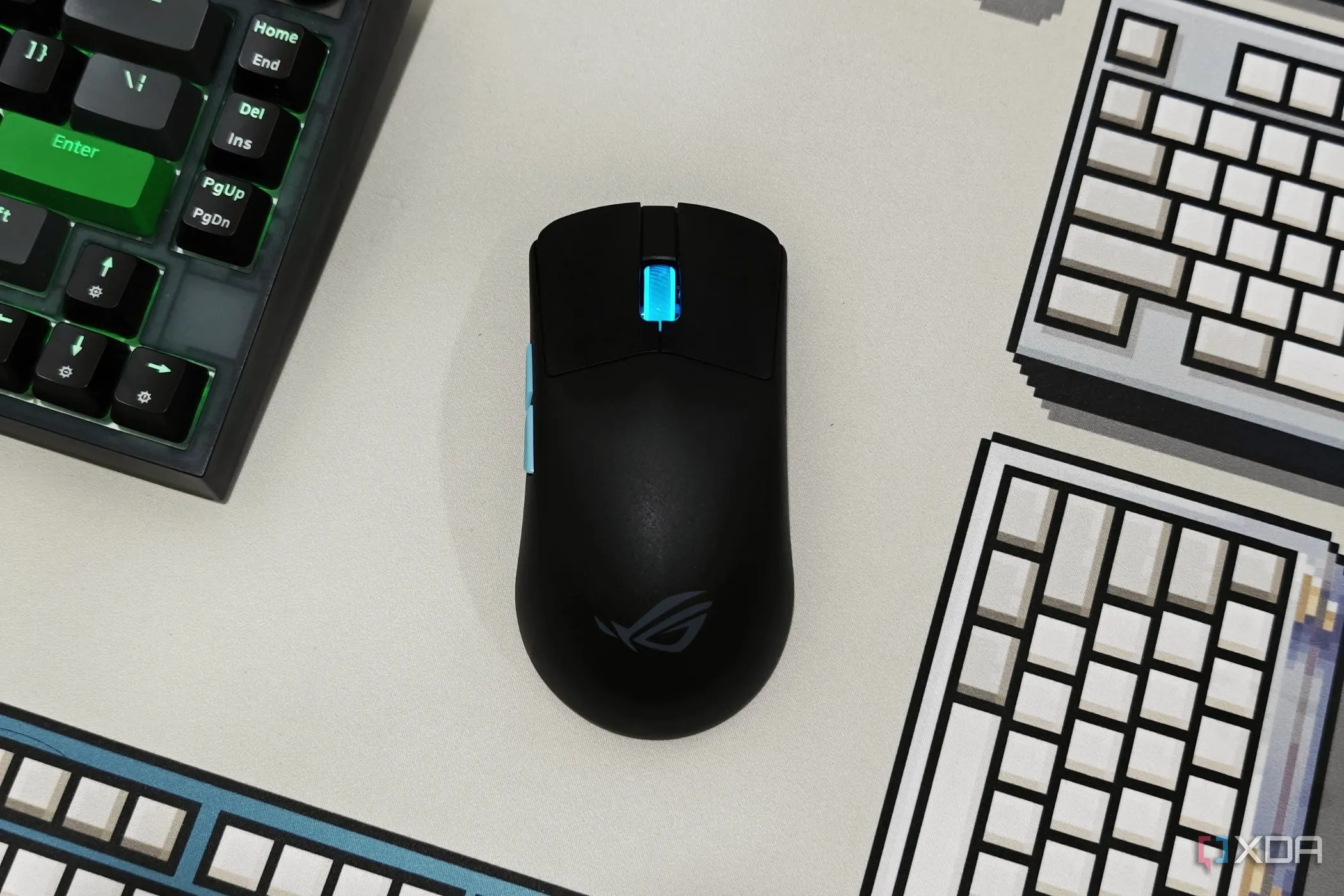 Chuột gaming ASUS ROG Harpe Ace Aim Lab Edition từ góc nhìn trên cao, minh họa thiết kế cao cấp