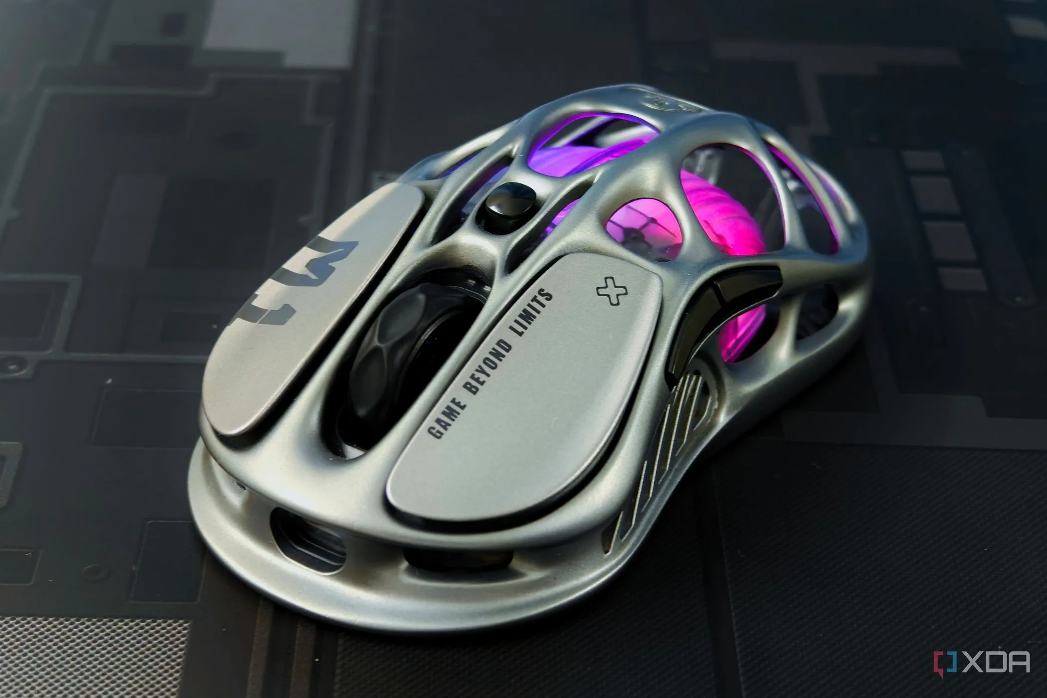 Chuột gaming GravaStar Mercury M1 Pro với thiết kế độc đáo và góc cạnh