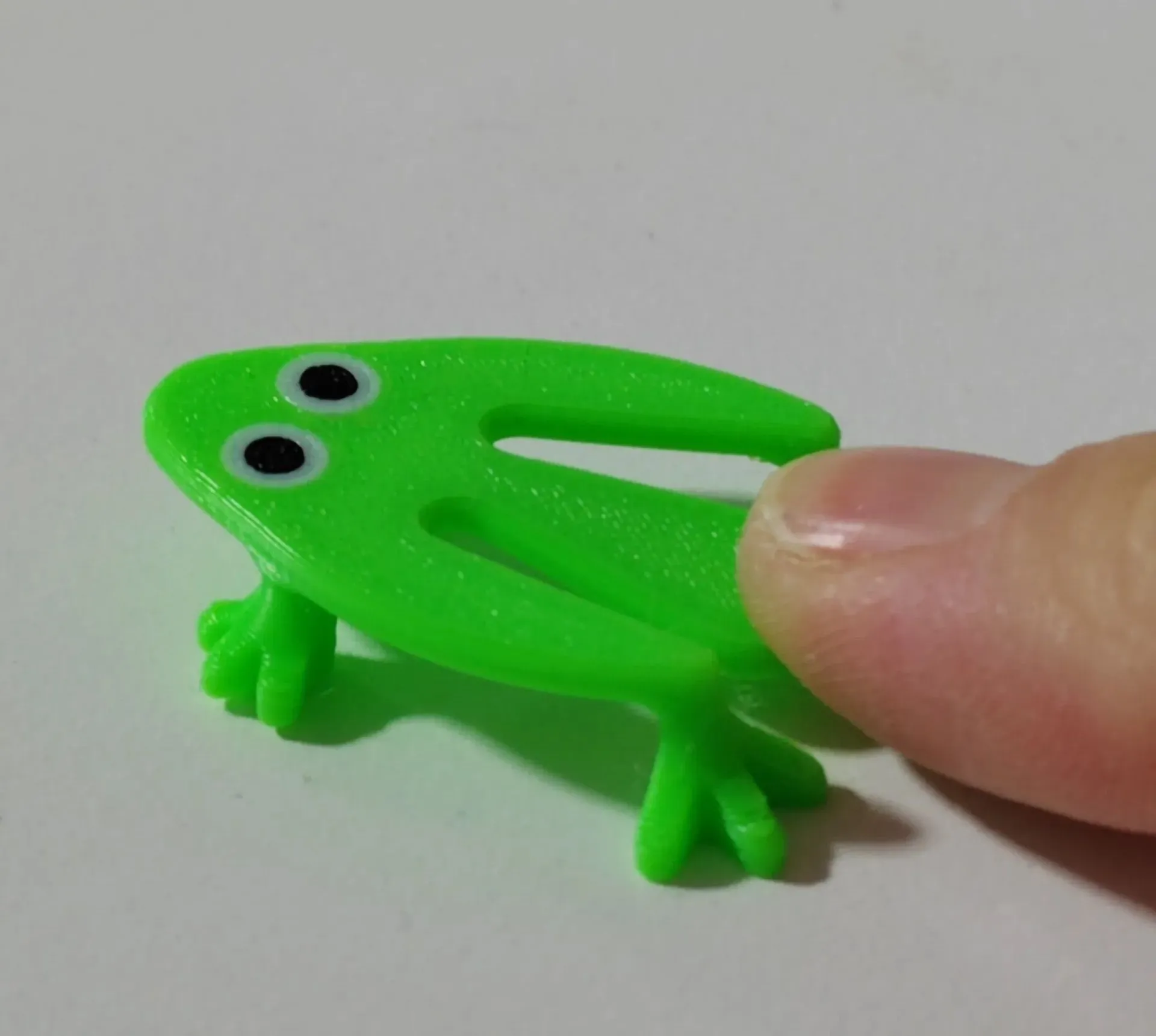 Con ếch đồ chơi in 3D có lò xo, sẵn sàng bật nhảy khi được nhấn