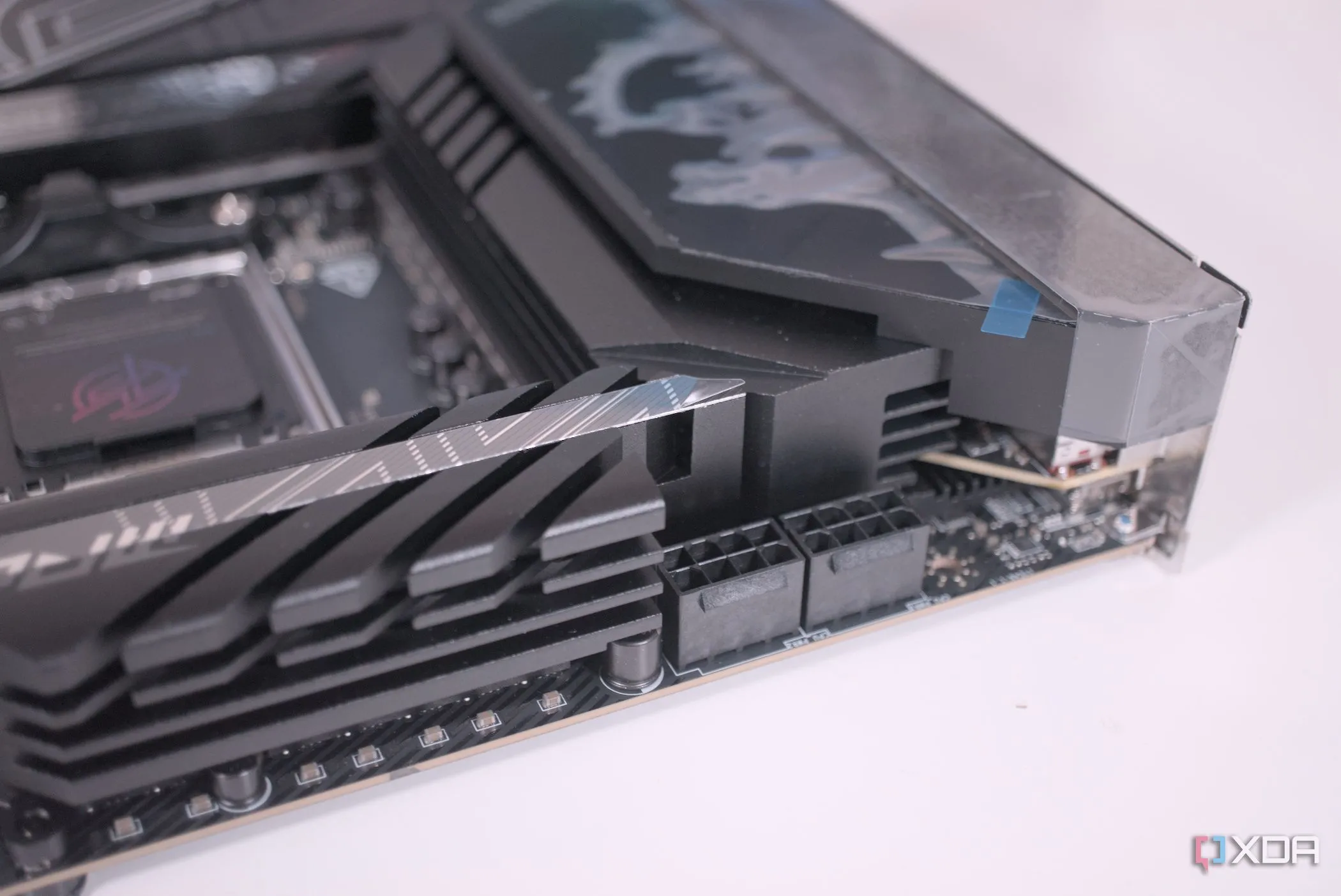 Cổng cấp nguồn CPU 8-pin và 4-pin trên bo mạch chủ MSI MPG X870E Carbon WiFi, nhấn mạnh kết nối nguồn cho CPU.