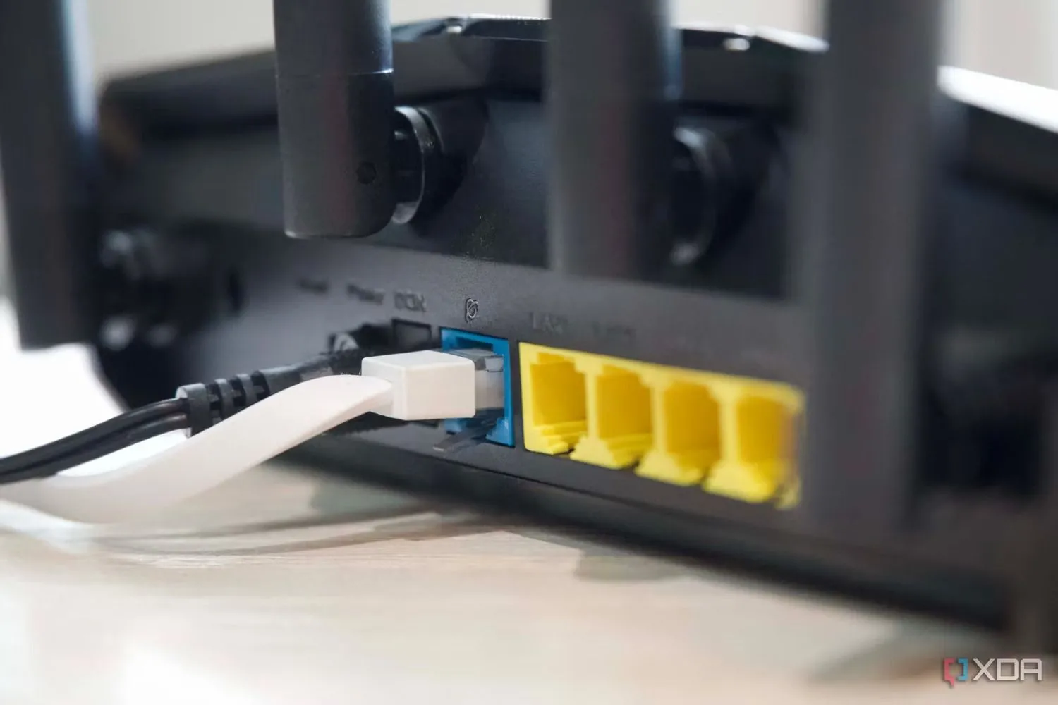 Cổng Ethernet và ăng-ten trên router Asus, thể hiện sự chuyển đổi từ kết nối có dây sang Wi-Fi 7