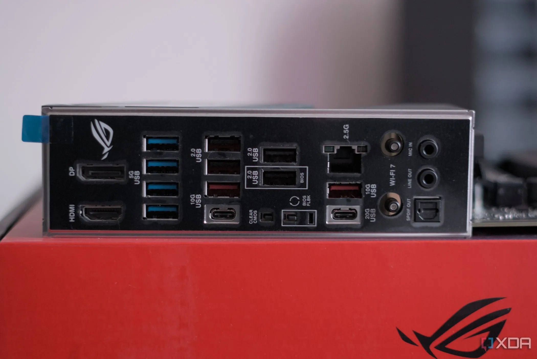 Cổng I/O phía sau của mainboard Asus ROG Strix B850-F Gaming WiFi với nhiều tùy chọn USB