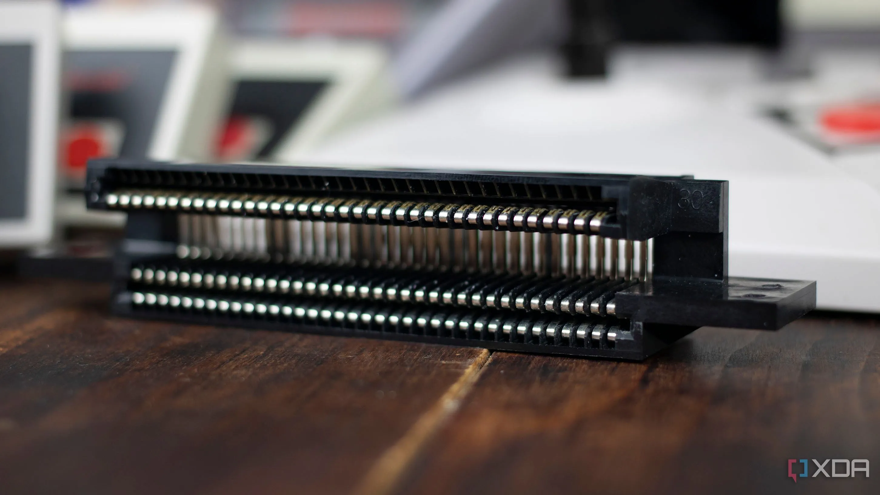 Cổng kết nối cartridge 72 chân của Nintendo NES, một phần quan trọng của kiến trúc mô-đun