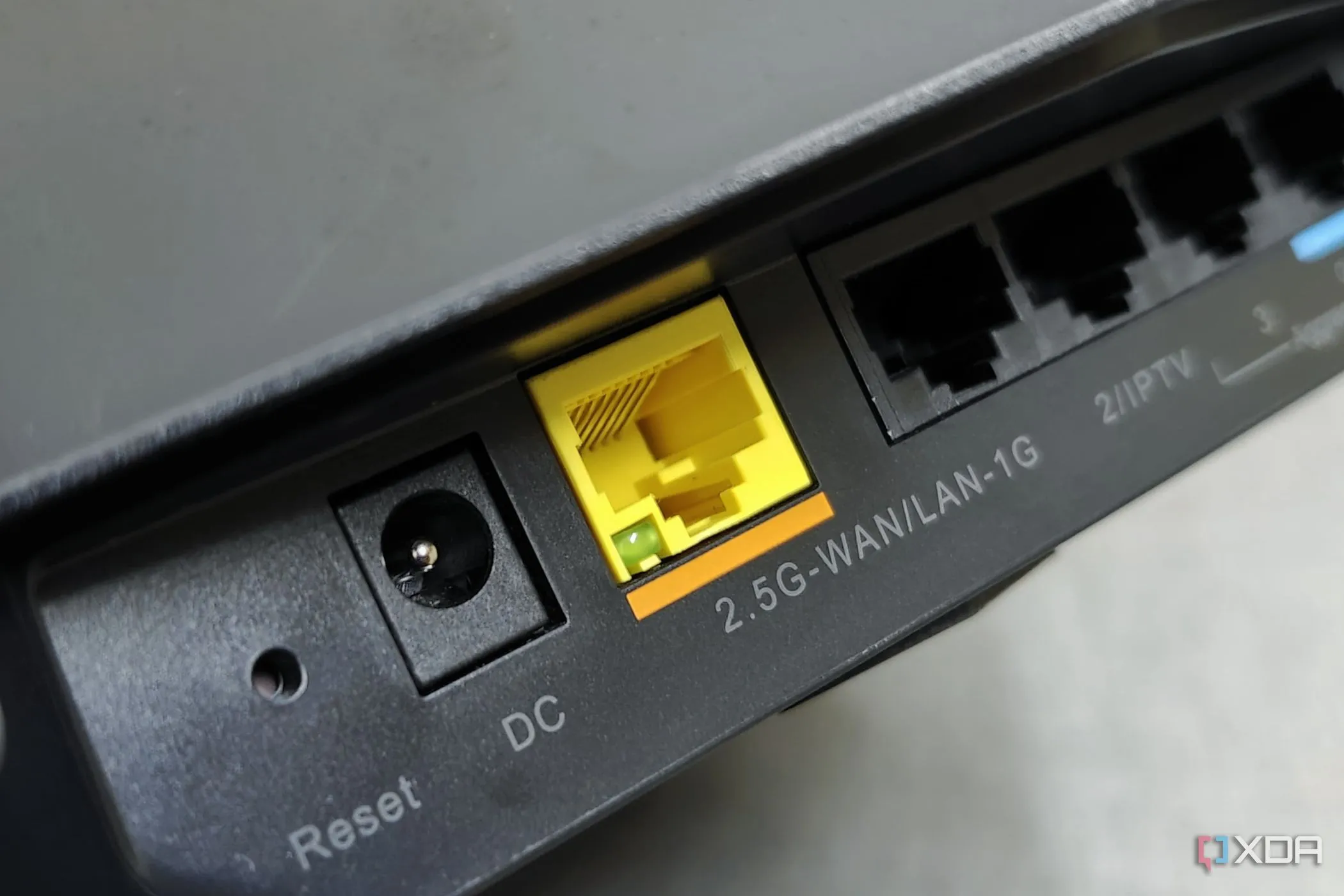 Cổng mạng 2.5G trên router Reyee E6, minh họa tầm quan trọng của số lượng và tốc độ cổng khi chọn phần cứng OPNsense