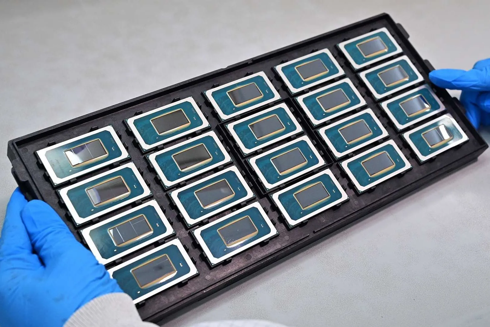 Công nhân đang lắp ráp các chip Intel Meteor Lake Core Ultra, minh họa quy trình sản xuất chiplet phức tạp.