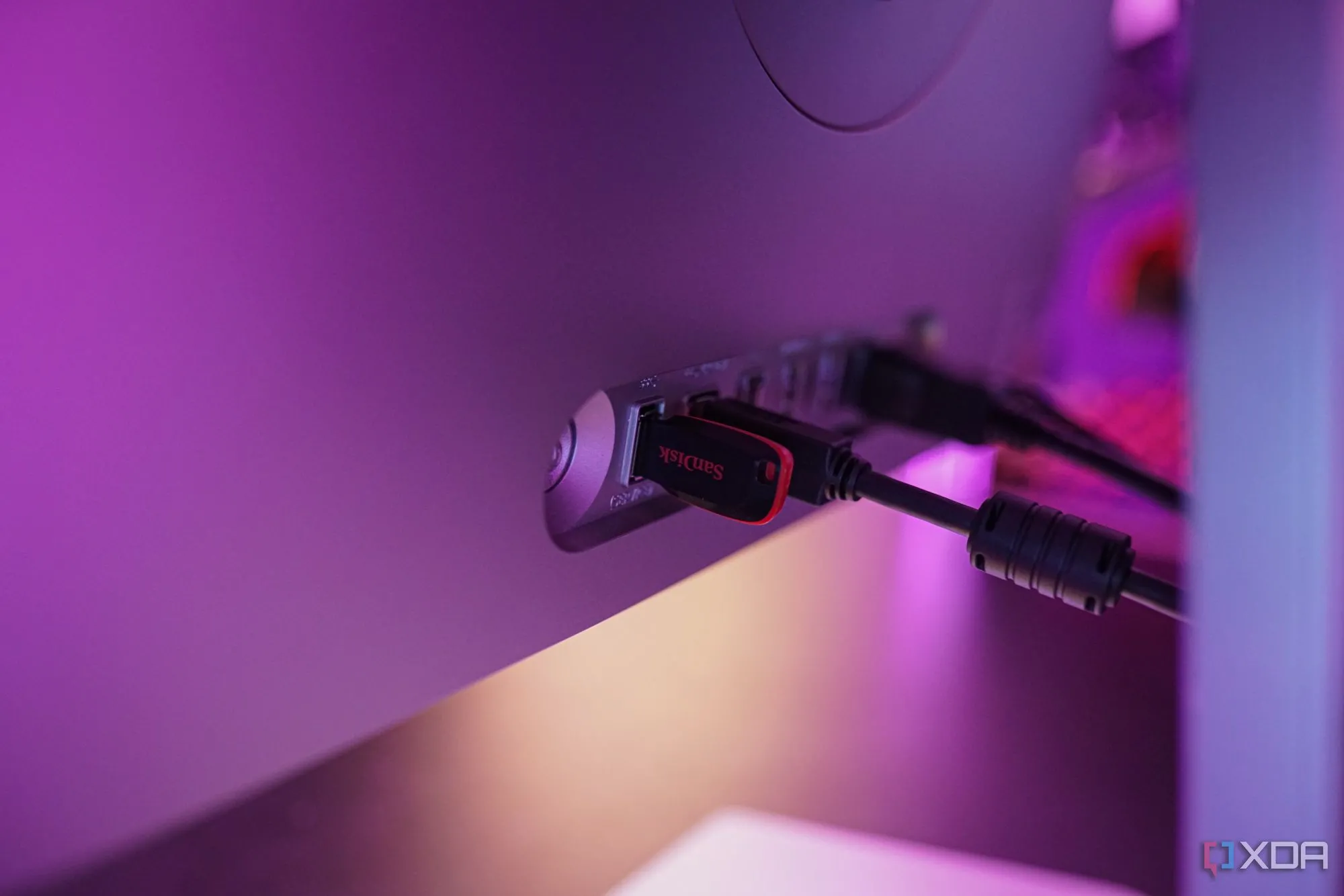 Cổng USB kết nối trên màn hình Samsung Odyssey 3D