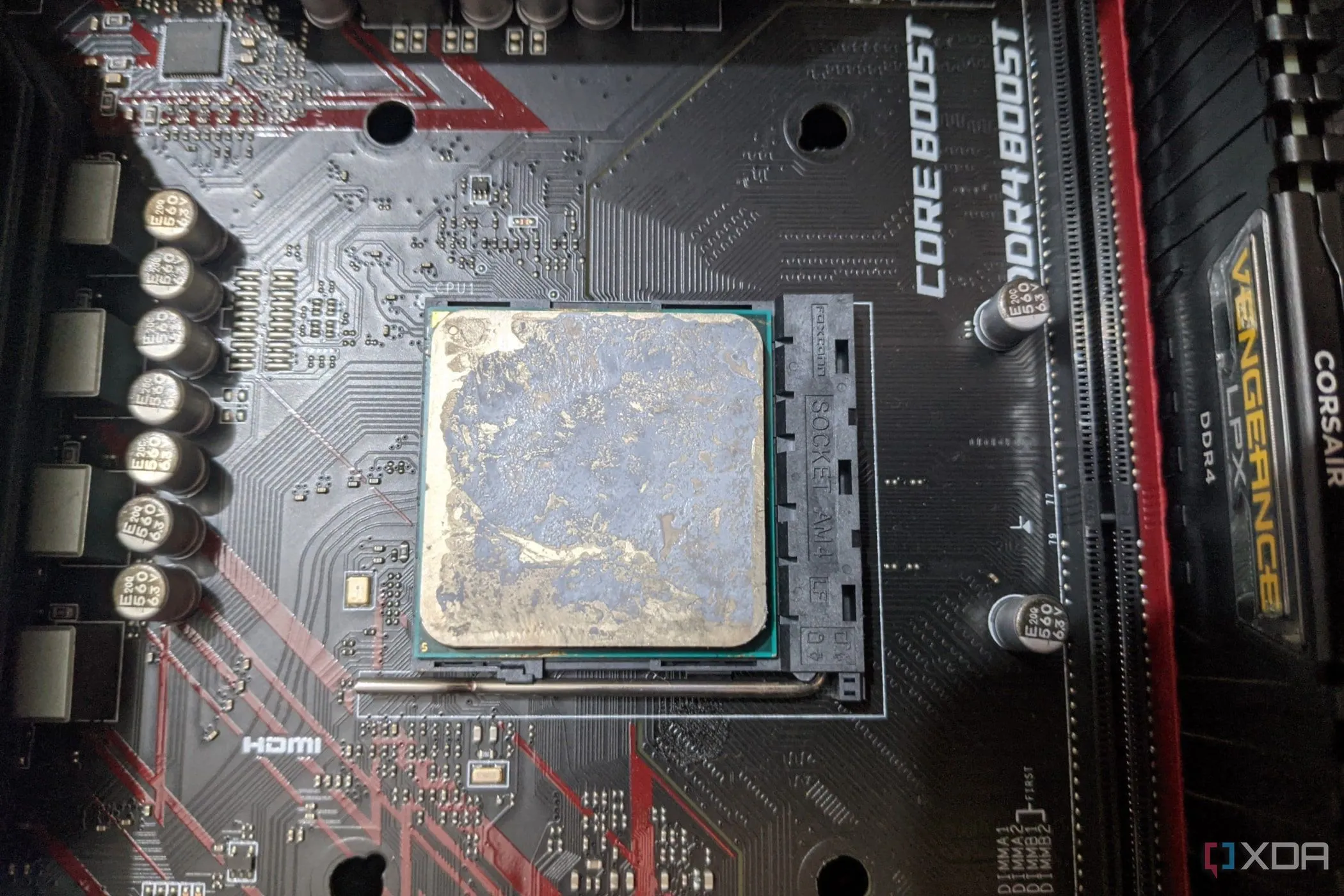 CPU AMD Ryzen 1600 với lớp keo tản nhiệt dính trên bề mặt, minh họa việc bôi keo tản nhiệt khi lắp lại CPU