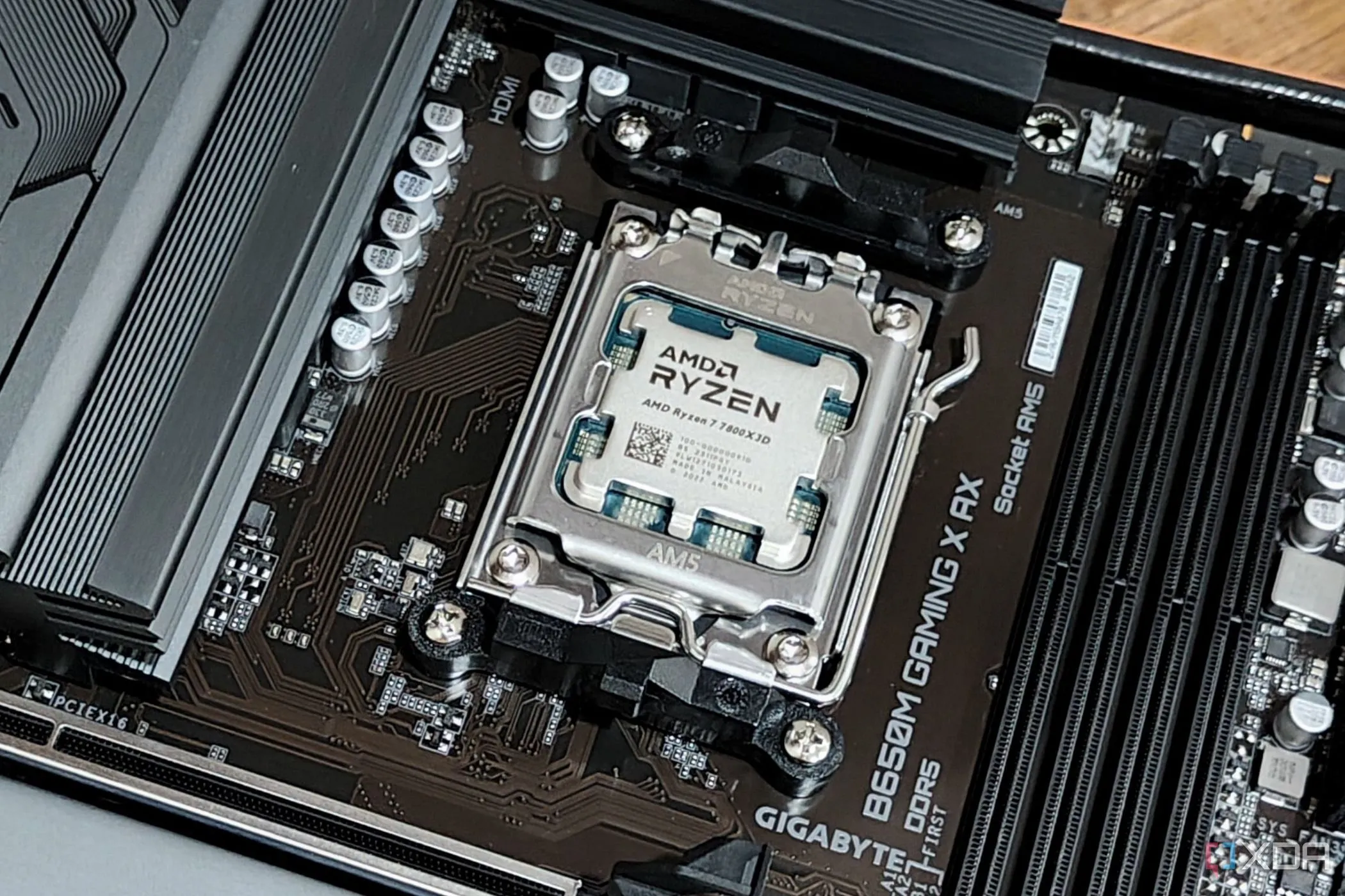 CPU AMD Ryzen 7 7800X3D được gắn trên bo mạch chủ