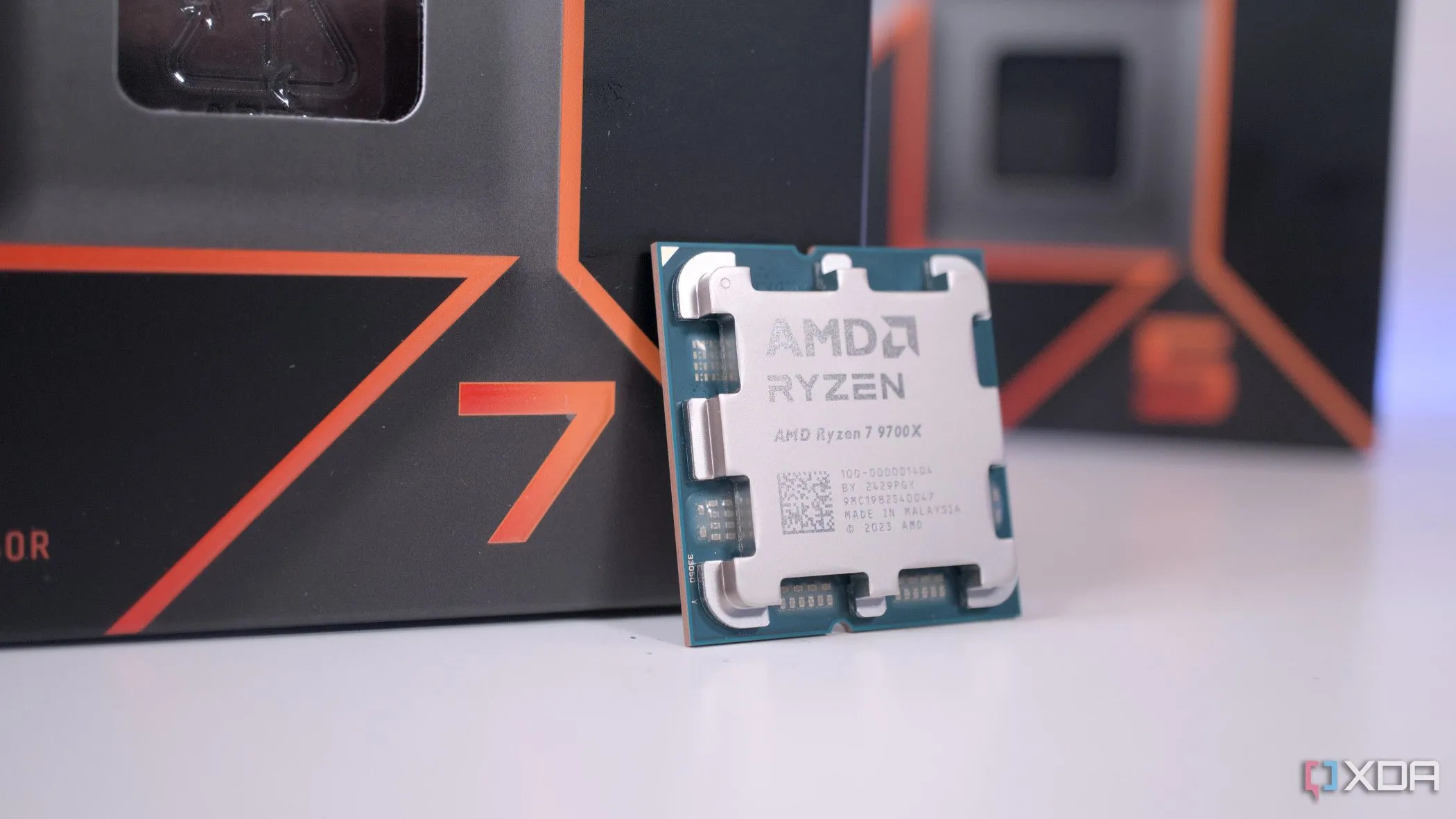 CPU AMD Ryzen 7 9700X cùng hộp Ryzen 5, biểu tượng cho các lựa chọn CPU khác nhau trên thị trường