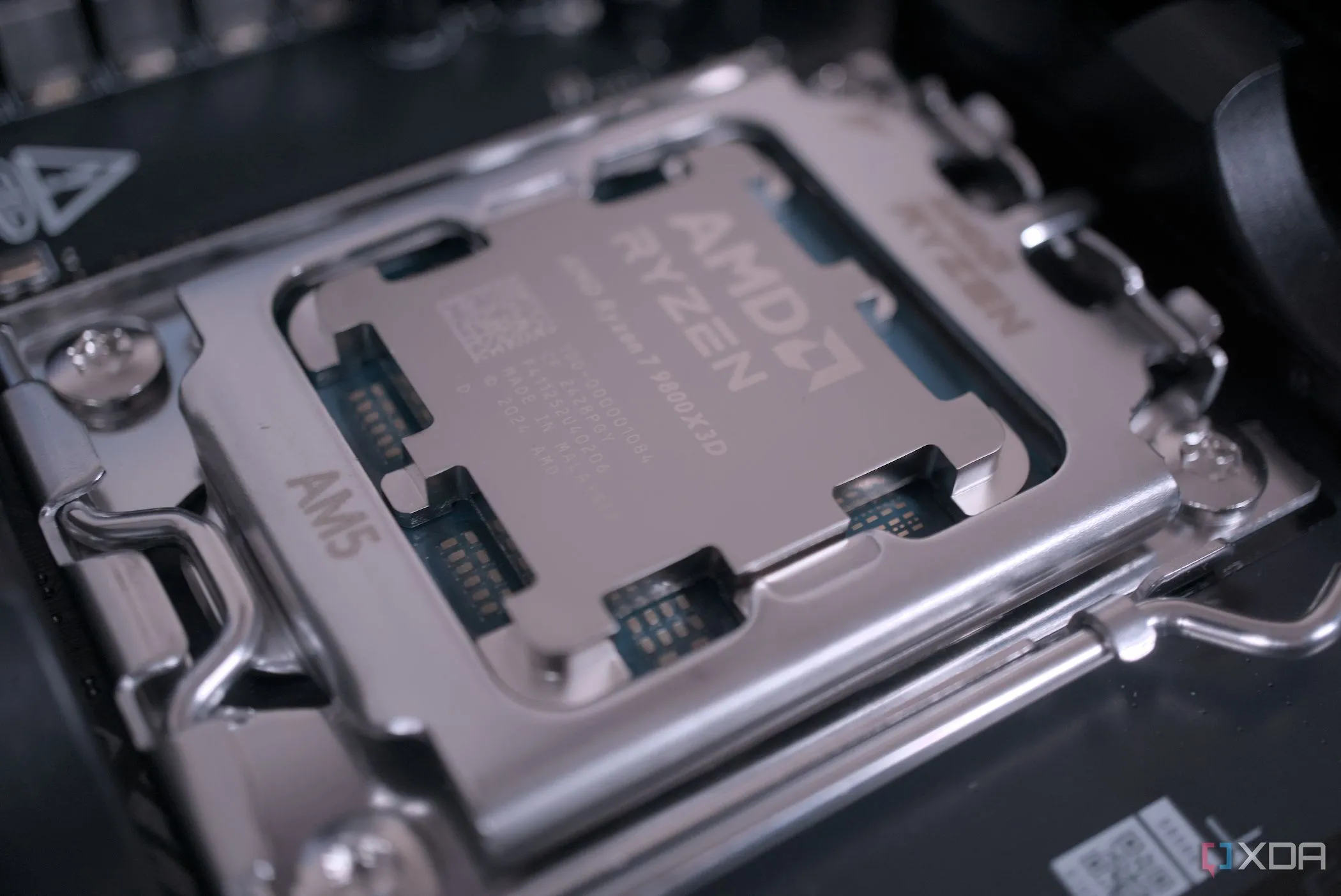 CPU AMD Ryzen 7 9800X3D được gắn trên socket, hiển thị rõ chi tiết