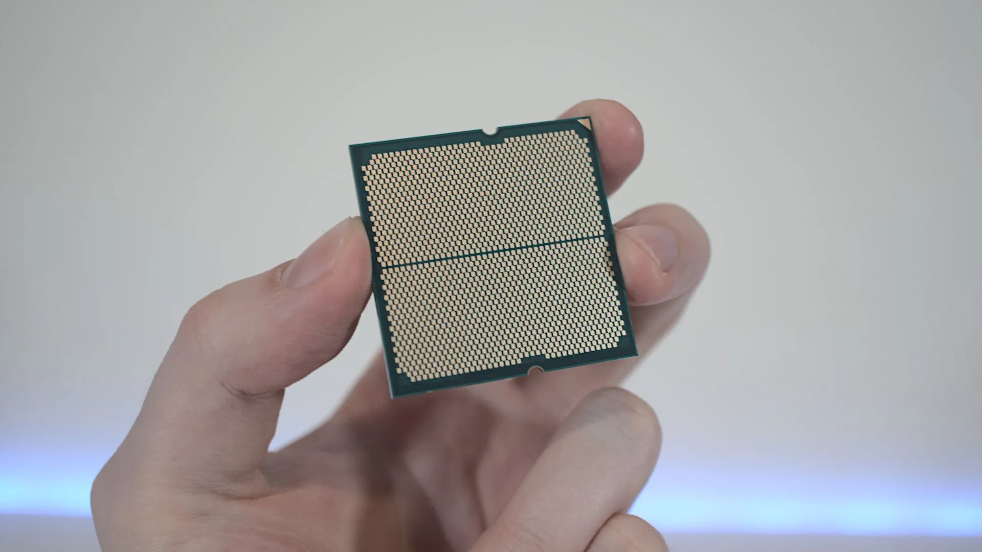 CPU AMD Ryzen thế hệ mới với chân cắm, đại diện cho những tùy chọn nâng cấp vượt ra ngoài nền tảng AM4