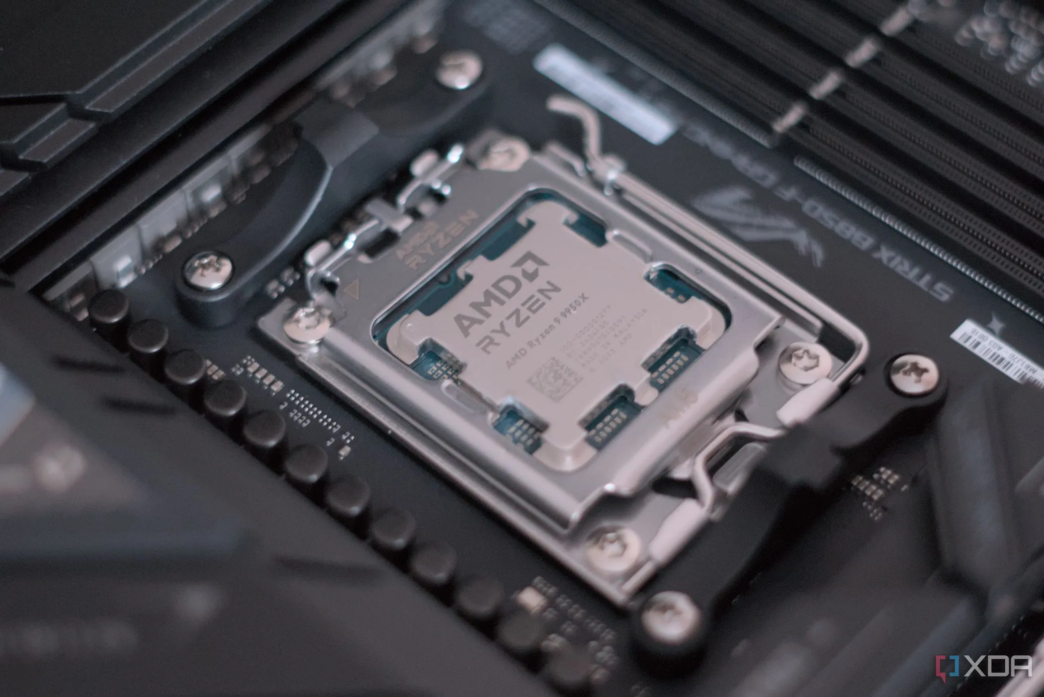 CPU được lắp đặt trên bo mạch chủ Asus ROG Strix B850-F Gaming WiFi, sẵn sàng cho các tác vụ nặng.