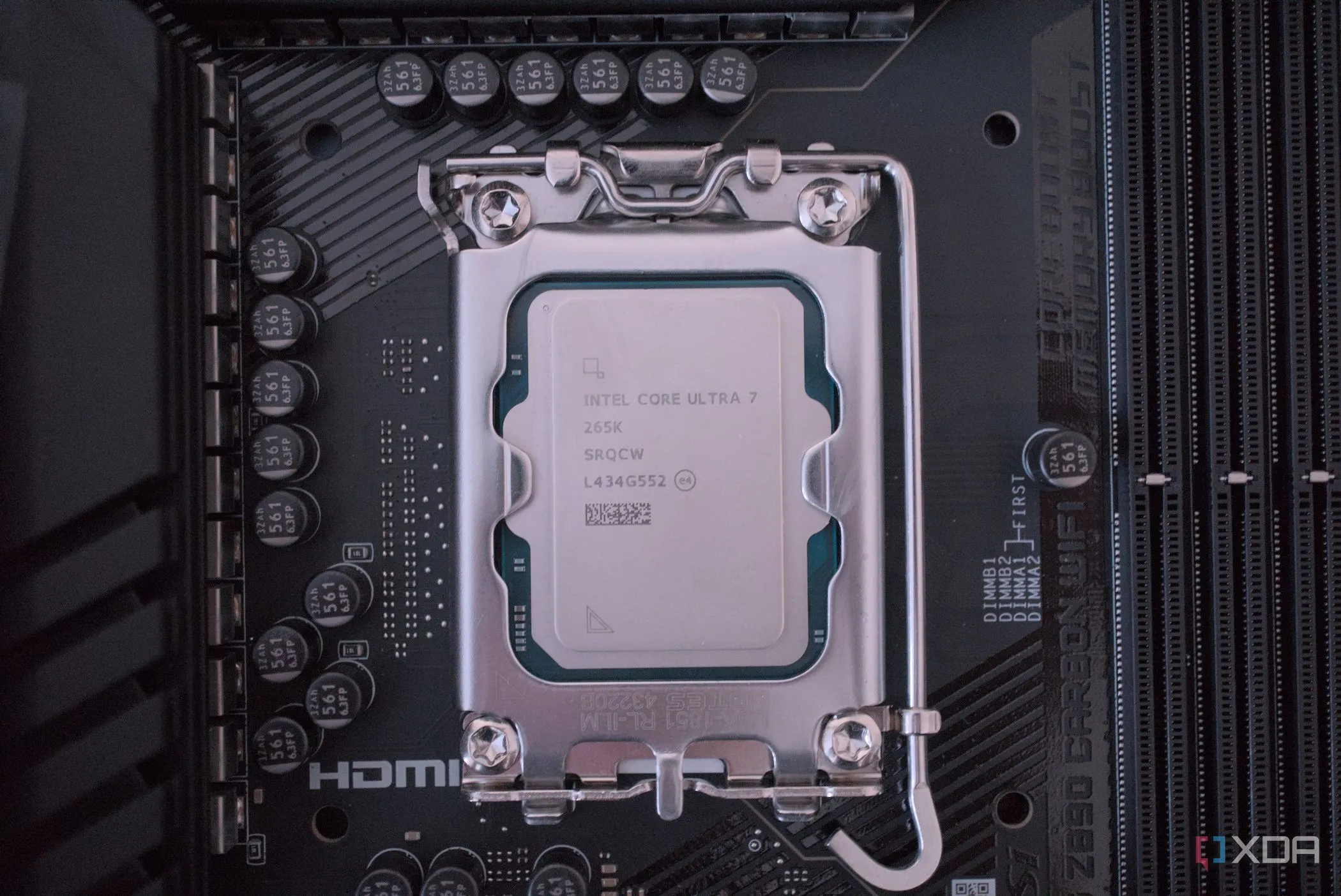 CPU Intel Core Ultra 7 265K được lắp đặt, minh họa cho hiệu suất tốt hơn sau cập nhật BIOS