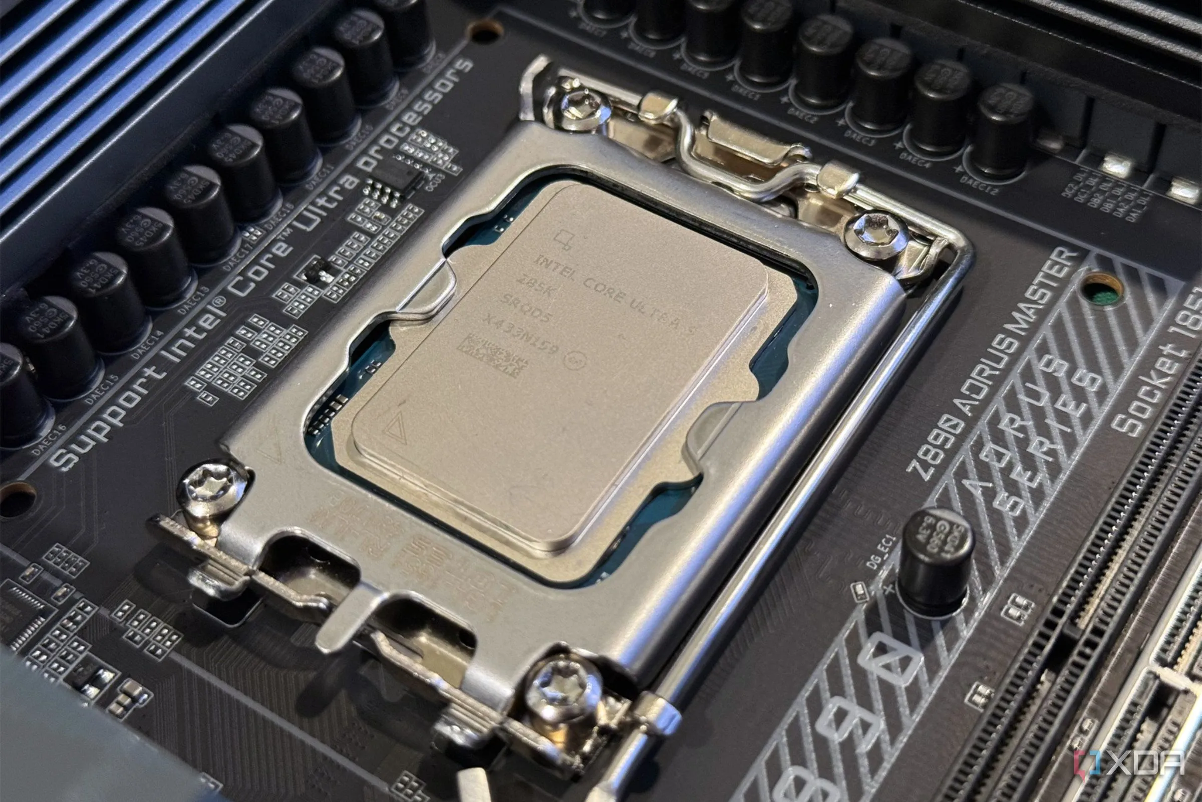 CPU Intel Core Ultra 9 285K được lắp đặt trên socket, thể hiện việc lựa chọn nền tảng nâng cấp