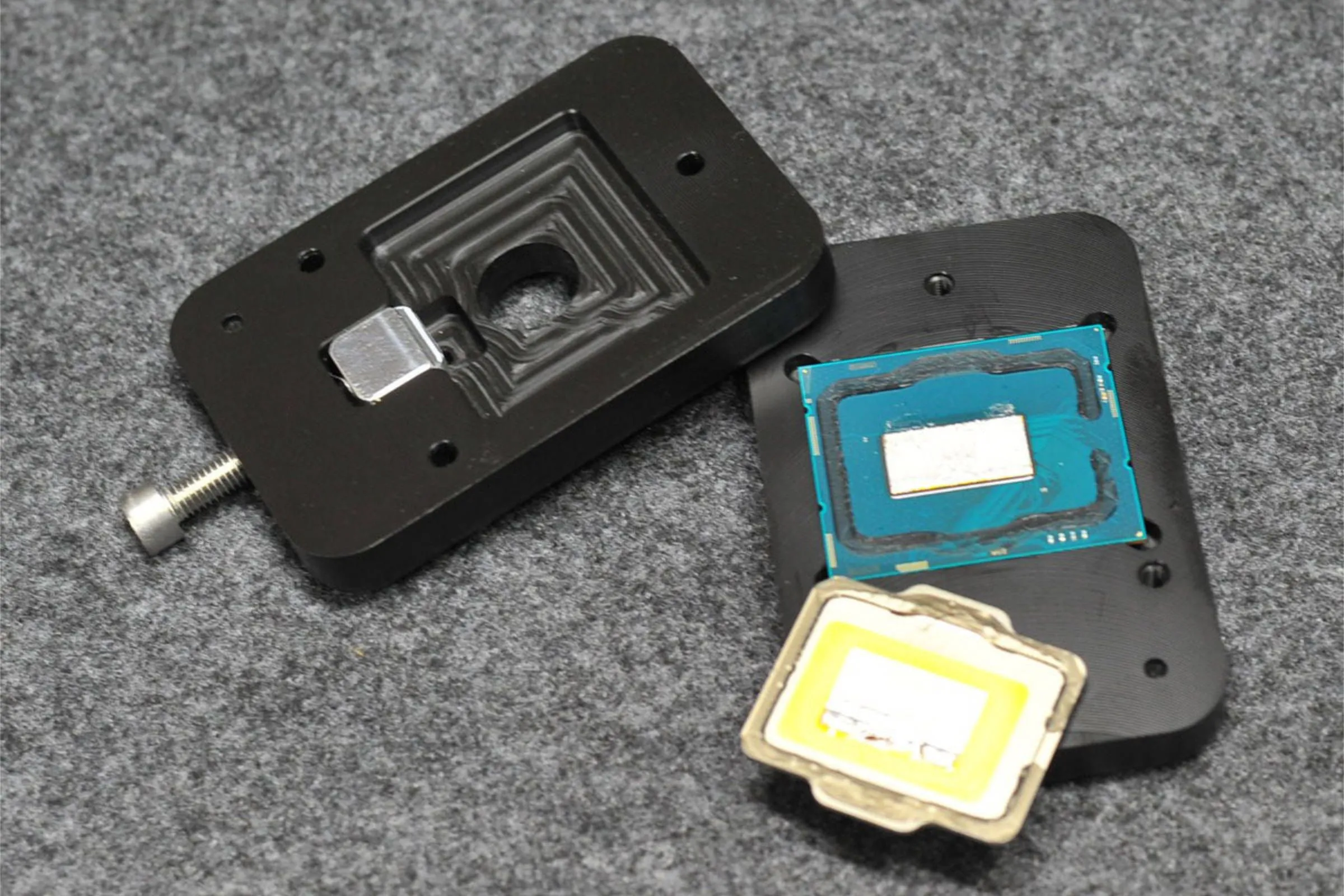 CPU Intel Gen 12 đã được delid (tháo nắp IHS), để lộ die CPU bên trong, minh họa quá trình delidding.