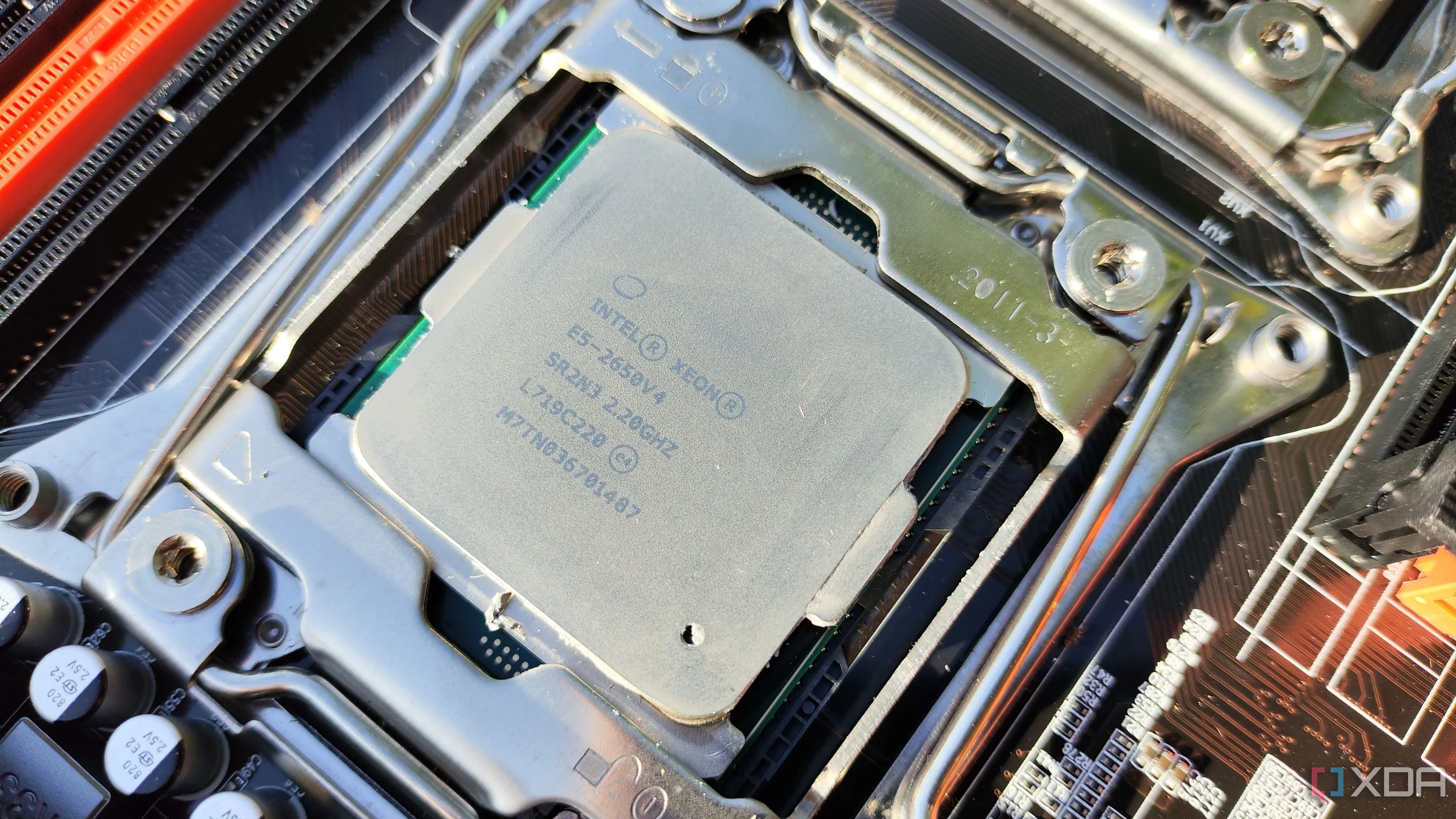 CPU Intel Xeon E5-2650V4 gắn trên bo mạch chủ X99, minh họa cho phần cứng server chuyên dụng hỗ trợ RAM ECC