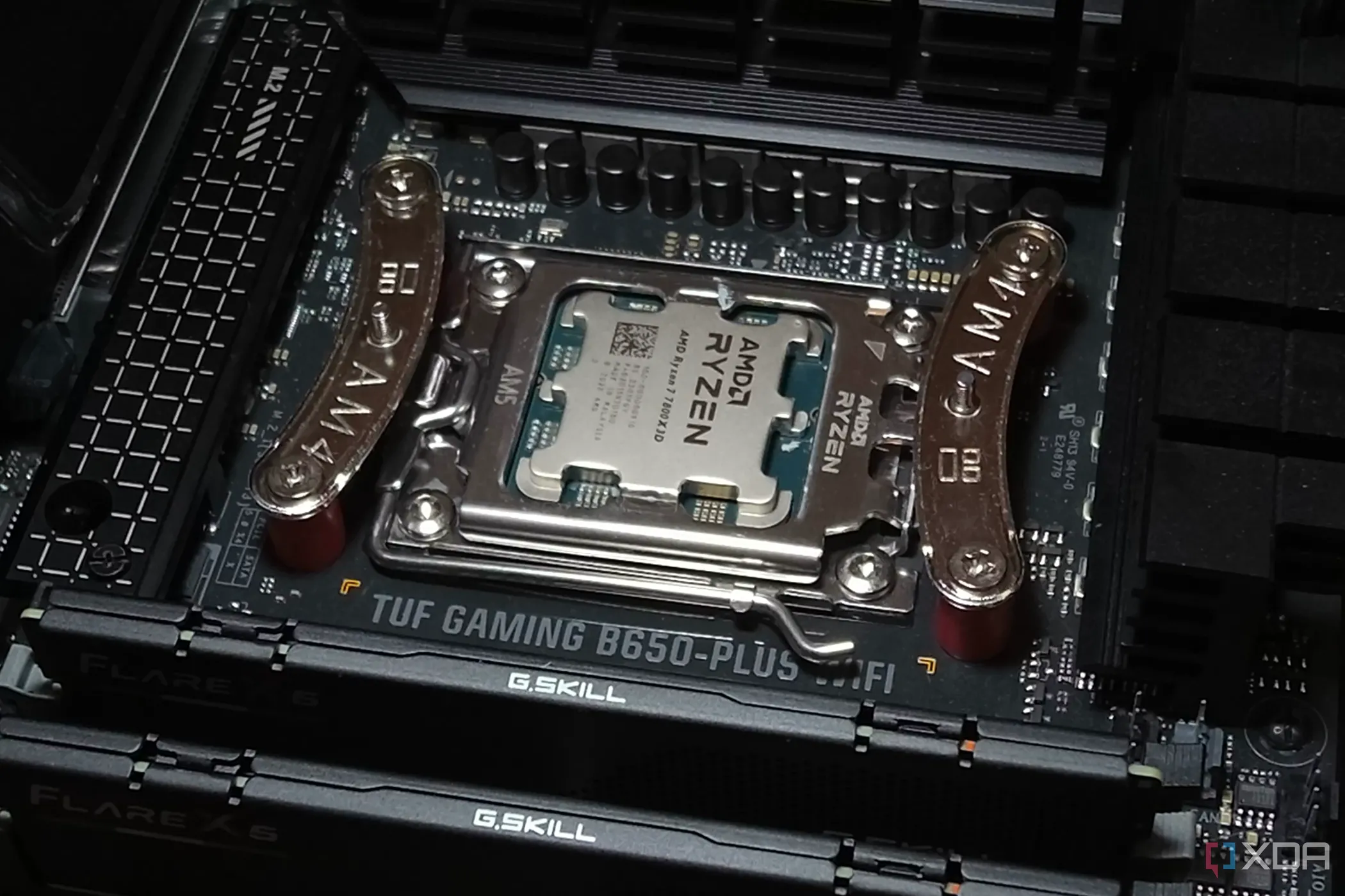 CPU Ryzen 7 7800X3D được lắp trên bo mạch chủ.