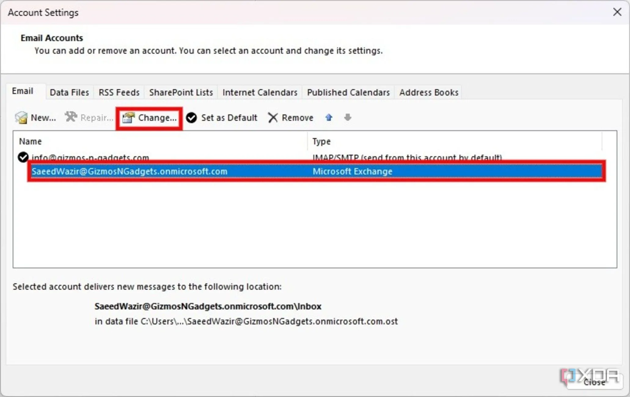Cửa sổ Account Settings trong Outlook Classic, chọn tài khoản email và nhấp &quot;Change&quot;