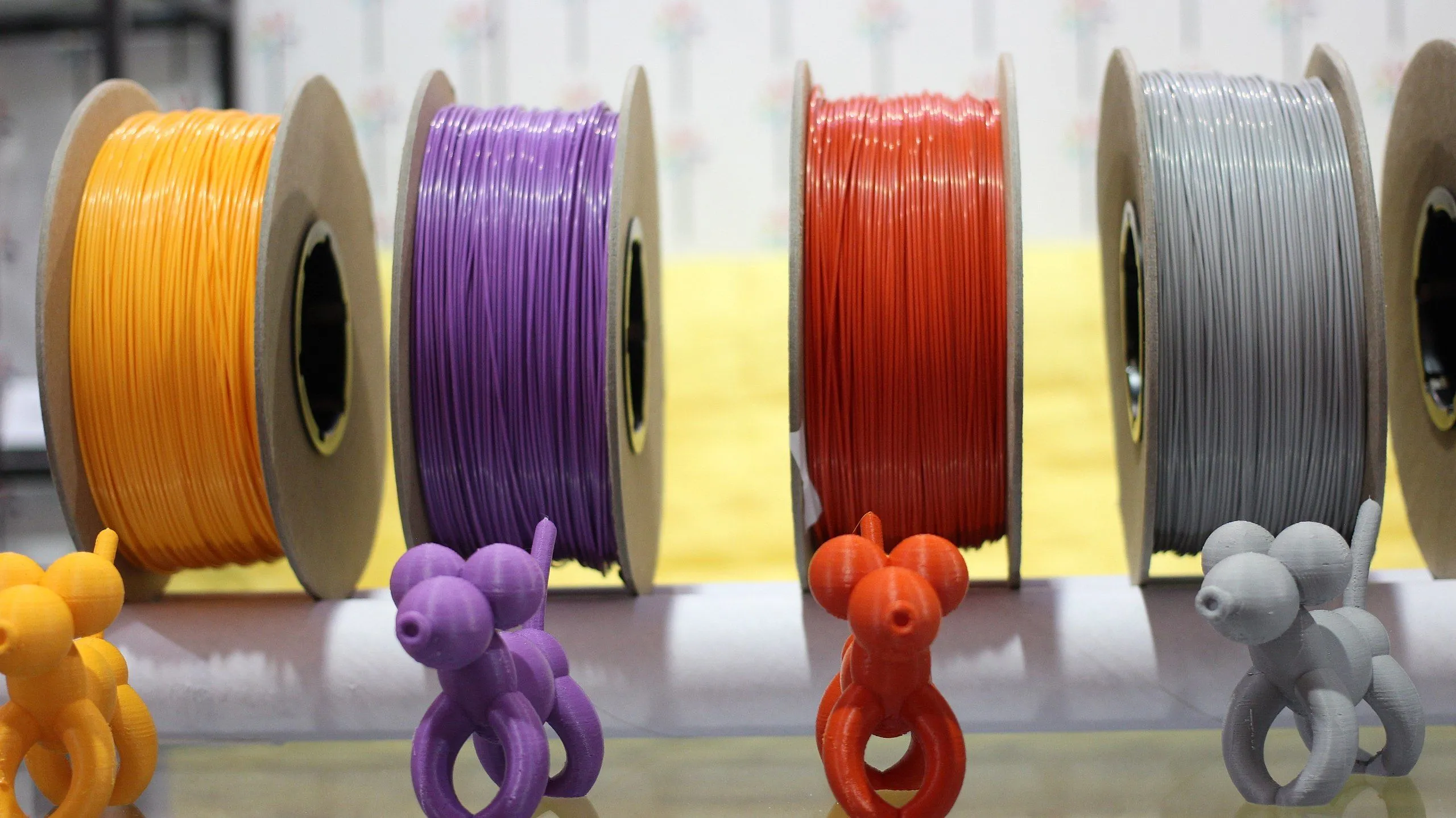 Cuộn filament in 3D màu sắc đa dạng, thể hiện tiềm năng của vật liệu tái chế