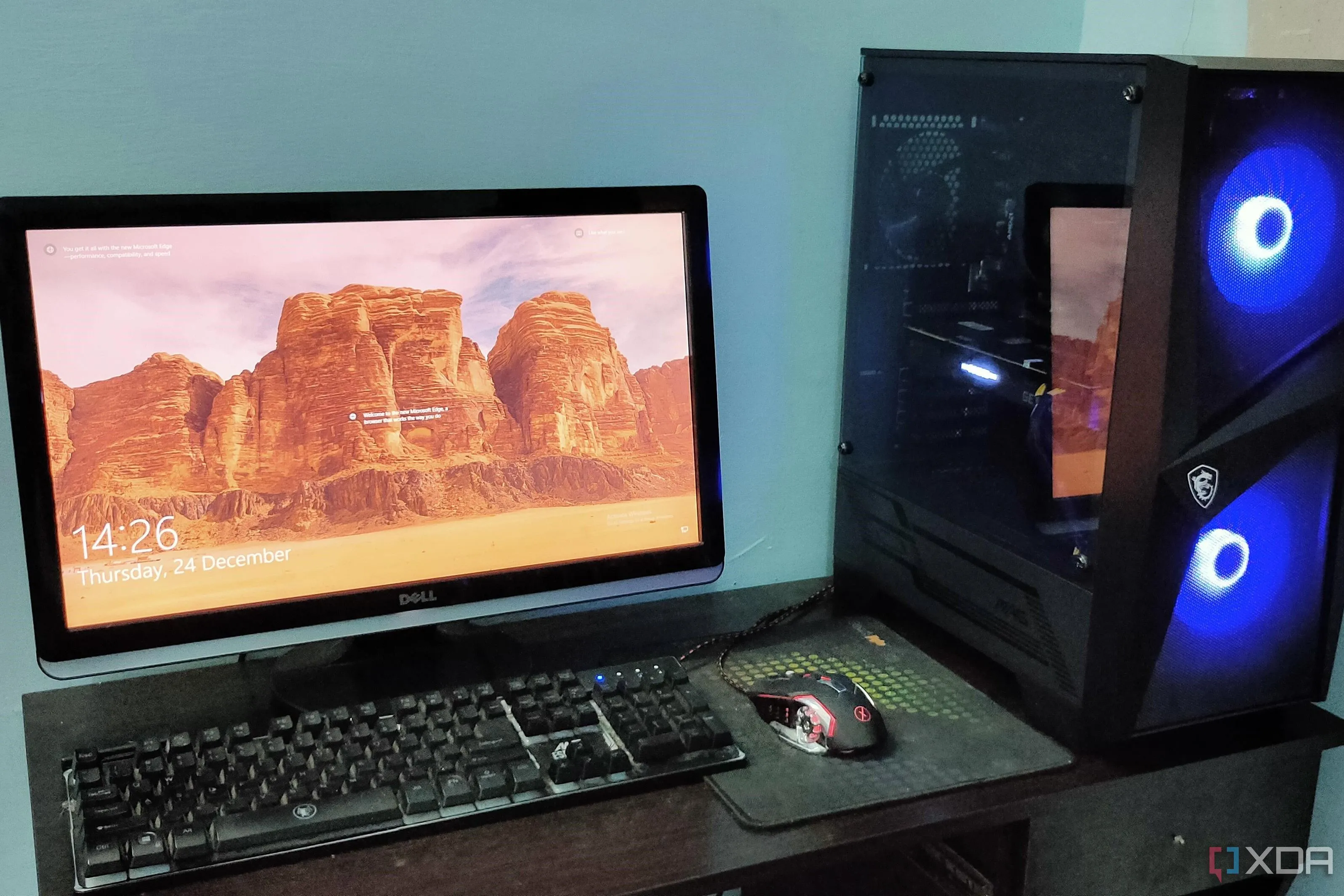 Dàn máy tính chơi game (PC gaming setup) với màn hình và phụ kiện trên bàn