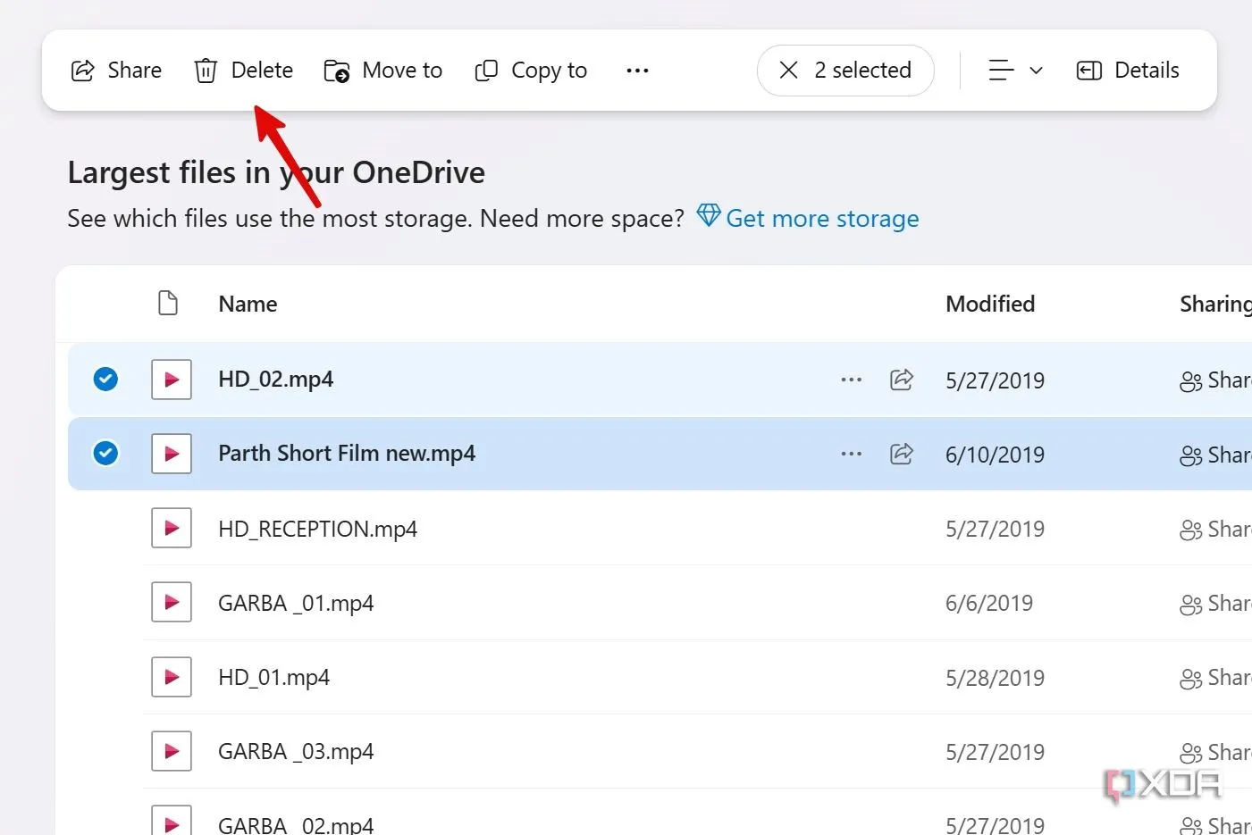 Danh sách các tệp lớn nhất trong OneDrive được sắp xếp theo kích thước, hiển thị tùy chọn để chọn và xóa các tệp không cần thiết