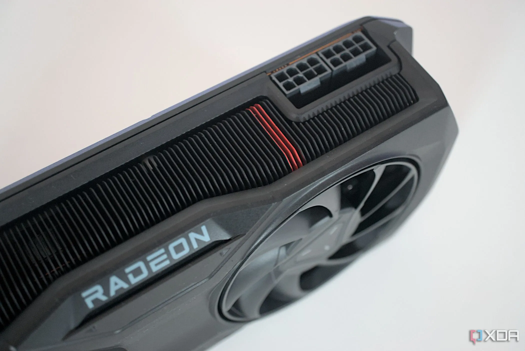 Đầu cấp nguồn của card đồ họa AMD Radeon RX 7800 XT, biểu tượng cho mức giá cao của linh kiện PC hiện nay