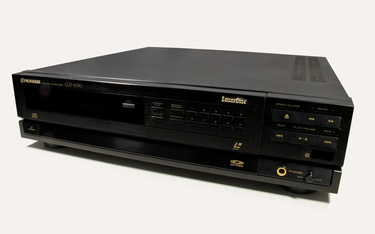 Đầu đĩa LaserDisc Pioneer CLD-1030, một thiết bị giải trí gia đình tiên tiến trước khi DVD ra đời, cho thấy kích thước lớn và thiết kế đặc trưng của công nghệ cũ.