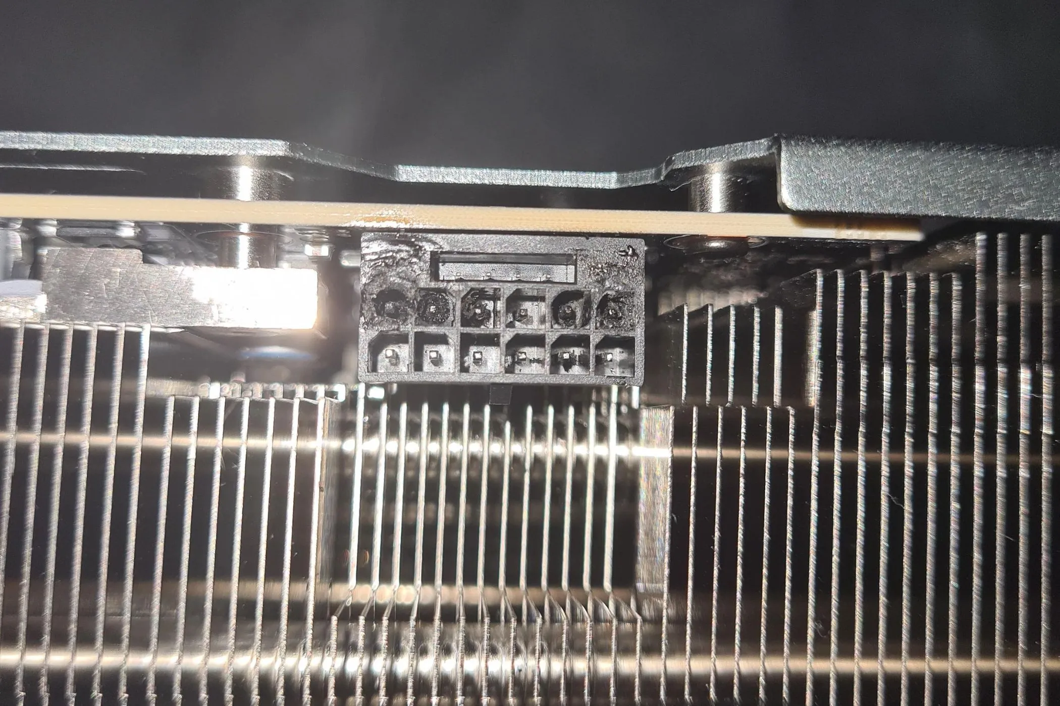 Đầu nối 12VHPWR bị cháy trực tiếp trên card đồ họa RTX 4090, cảnh báo người dùng cần kiểm tra kỹ lưỡng trước khi hết hạn bảo hành.