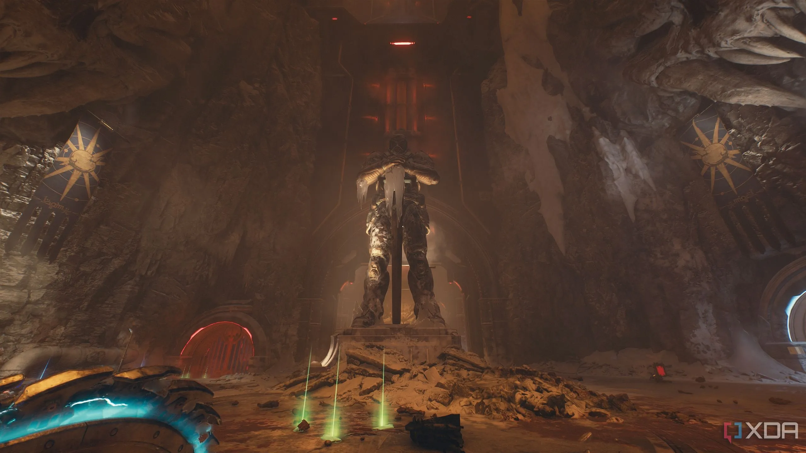 Đấu trường rộng lớn với bức tượng Sentinel Knight, nơi diễn ra các trận chiến dữ dội và thử thách nhiệm vụ trong Doom: The Dark Ages Chương 12