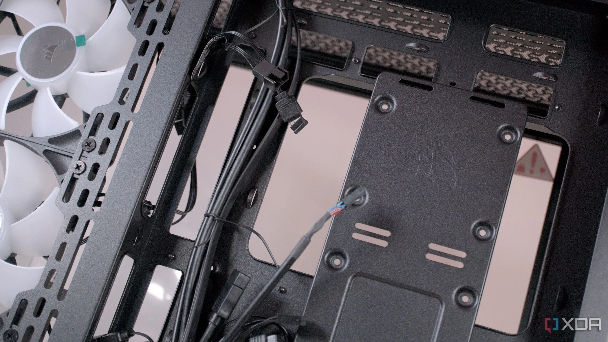 Dây cáp được quản lý gọn gàng bên trong vỏ case Corsair 3500X ARGB