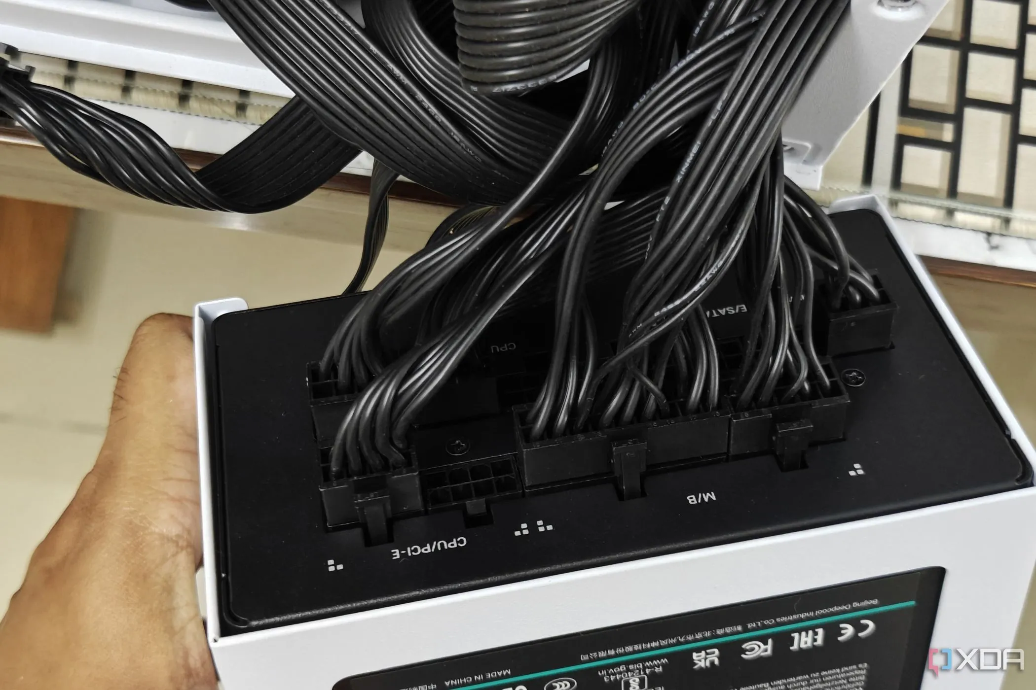 Dây nguồn máy tính được kết nối vào bộ nguồn PSU