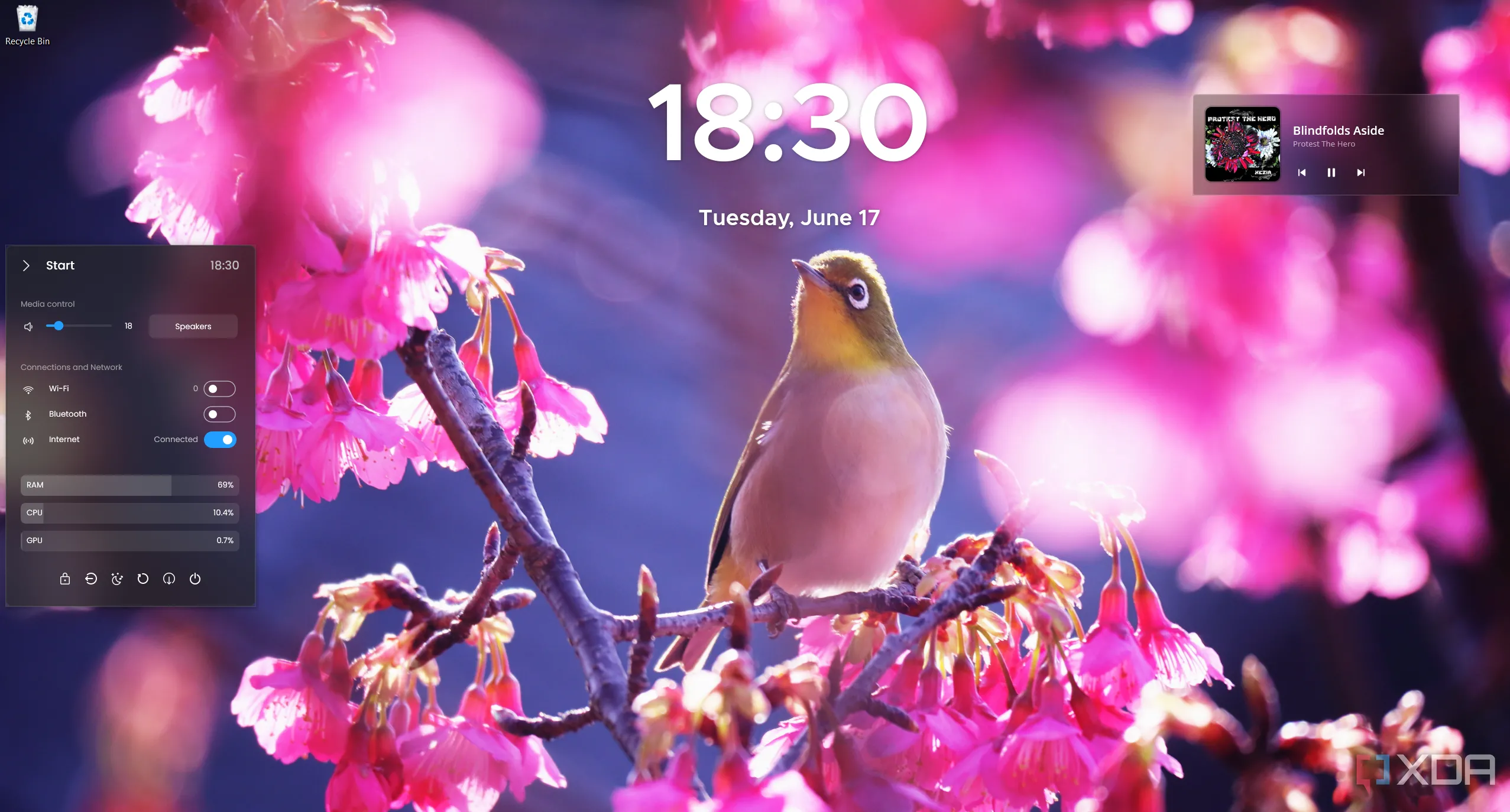 Desktop Windows 11 đã được tùy biến hoàn chỉnh với các widget của JaxCore bao gồm trình phát nhạc, đồng hồ và menu Start mới