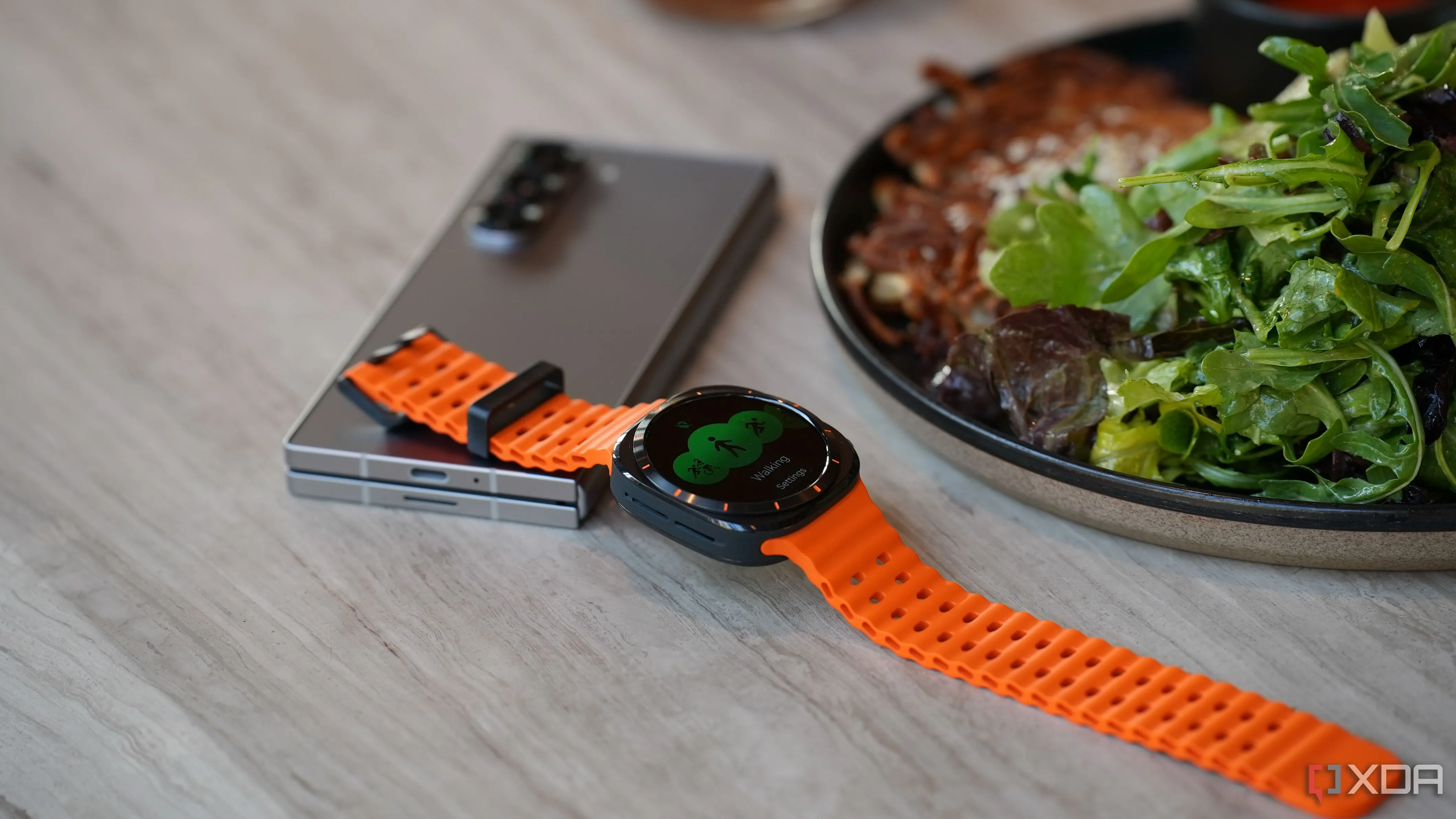 Điện thoại Galaxy Z Fold 6 và Galaxy Watch Ultra, minh họa khả năng sử dụng ứng dụng 2FA trên nhiều thiết bị