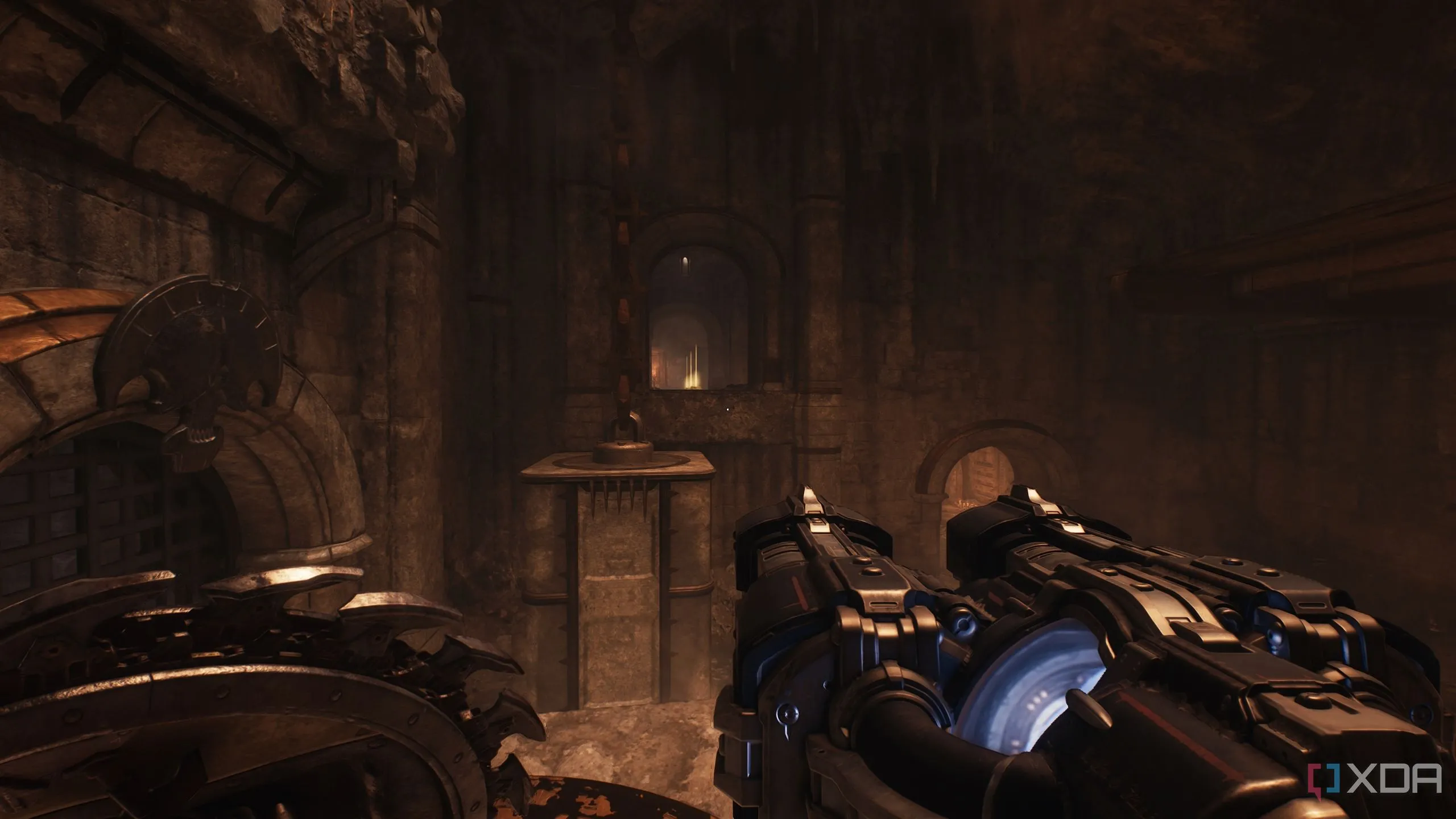 Doom Slayer đứng trên một chiếc hộp trong Doom: The Dark Ages