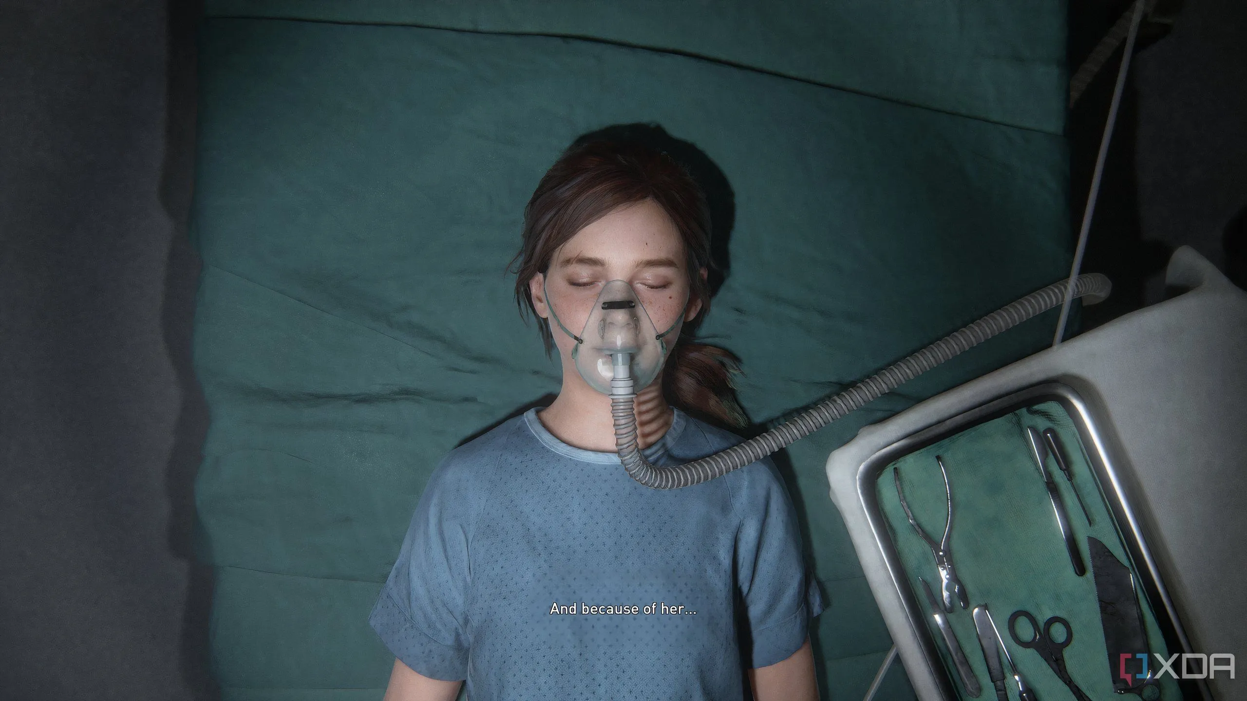 Ellie bị gây mê trên bàn phẫu thuật trong The Last of Us Part II Remastered, hình ảnh cốt lõi liên quan đến lựa chọn định mệnh của Joel.