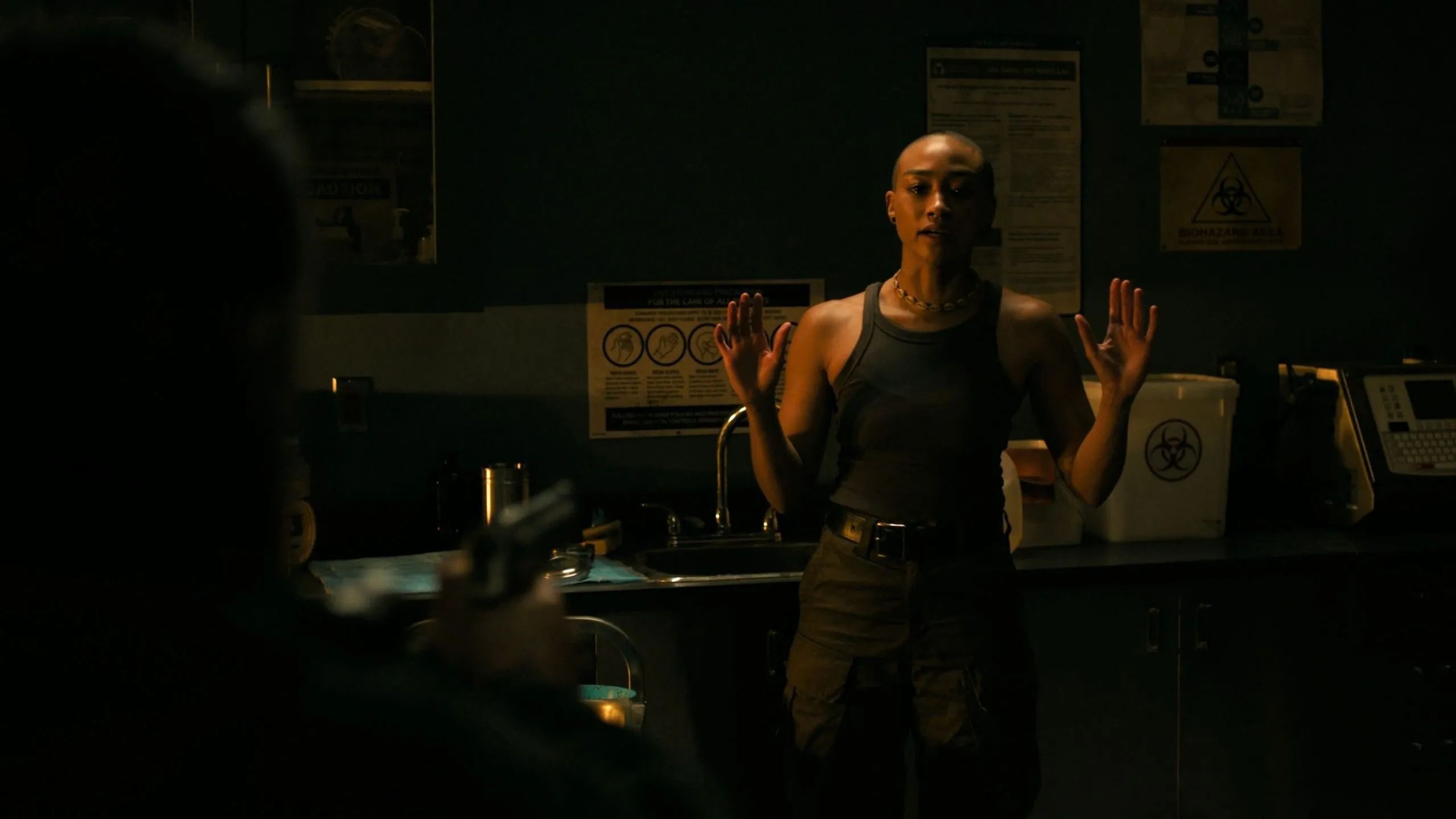 Ellie chĩa súng vào Nora trong một phân cảnh căng thẳng của The Last of Us Season 2 tập 5, cho thấy cuộc đối đầu quyết liệt.