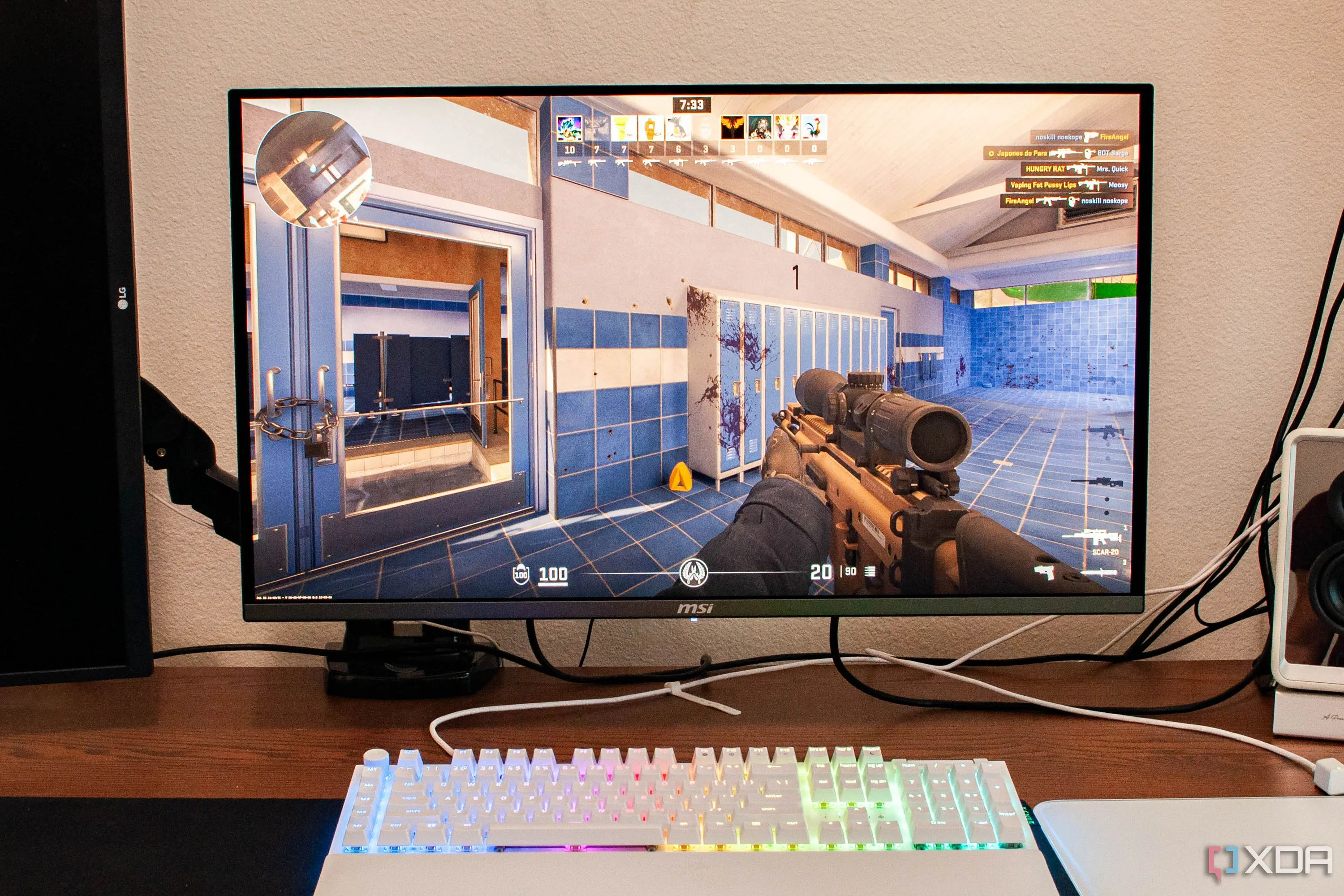 Game thủ đang trải nghiệm tựa game CS2 trên PC với màn hình lớn và bàn phím gaming