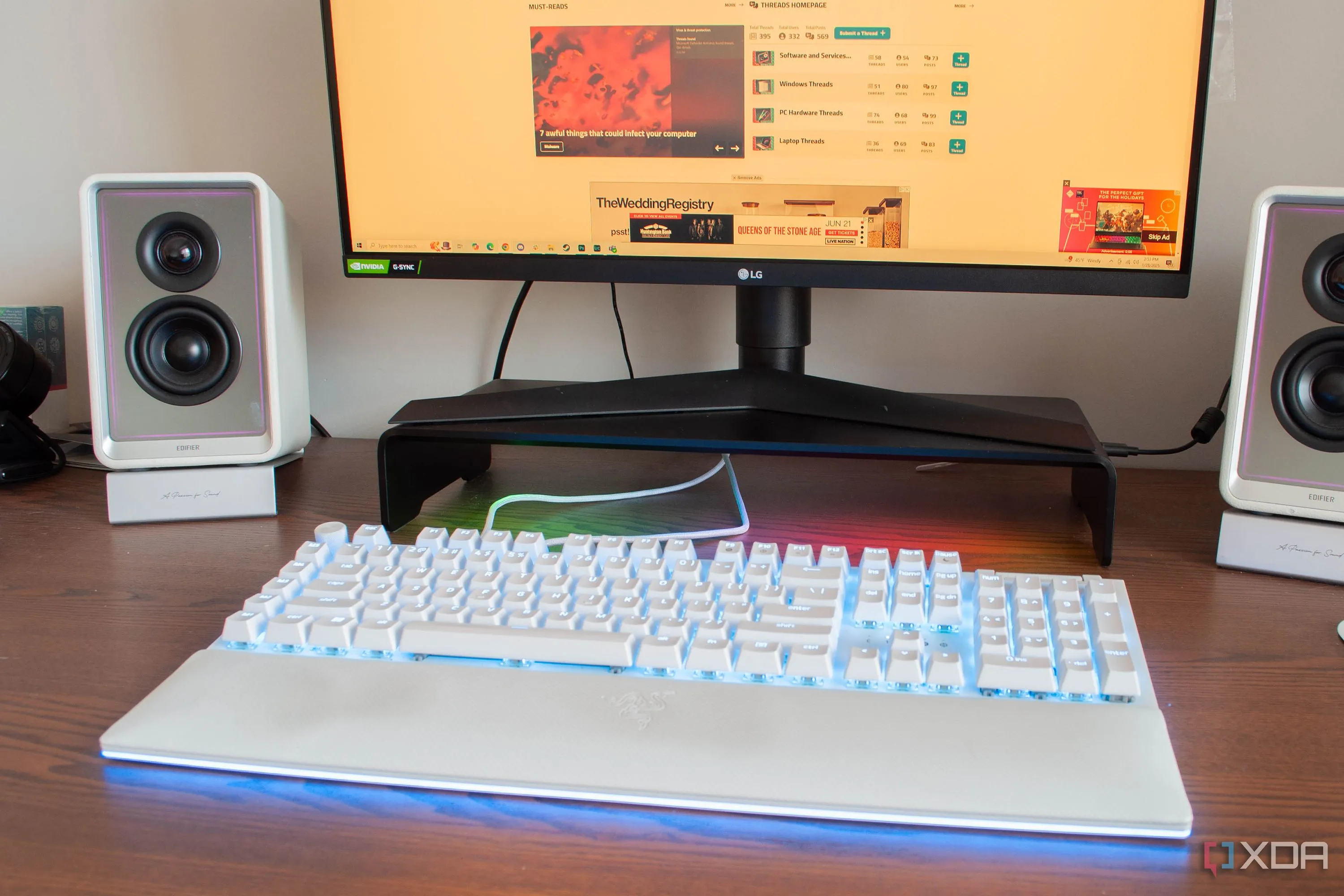 Giá đỡ màn hình và phụ kiện Razer Chroma tùy chỉnh in 3D trên bàn làm việc, tối ưu hóa không gian