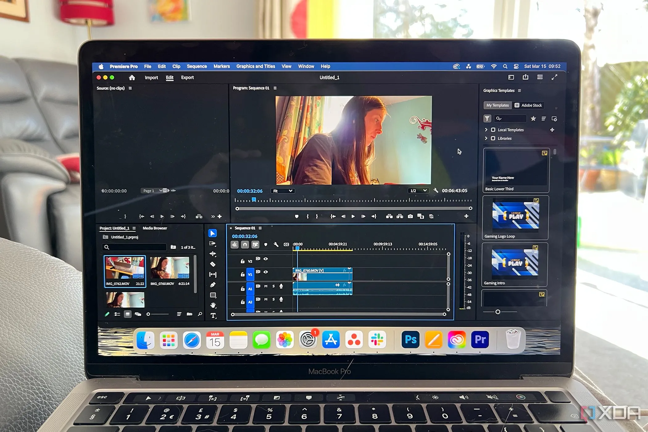 Giao diện Adobe Premiere Pro trên MacBook Pro, minh họa khả năng tùy chỉnh bố cục để nâng cao hiệu suất làm việc.