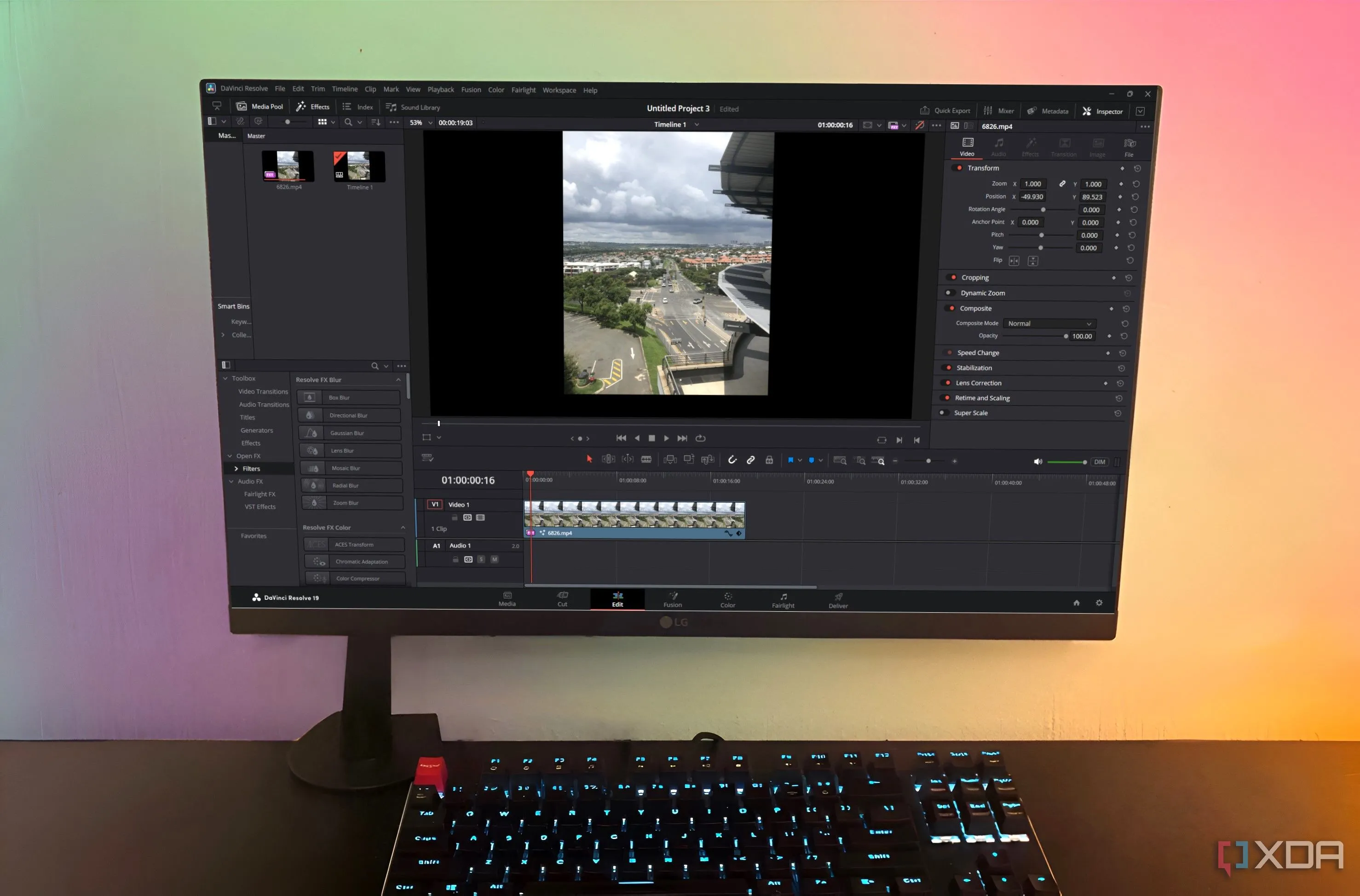 Giao diện chỉnh sửa DaVinci Resolve trên máy tính để bàn, với đoạn phim phong cảnh trong cửa sổ chỉnh sửa
