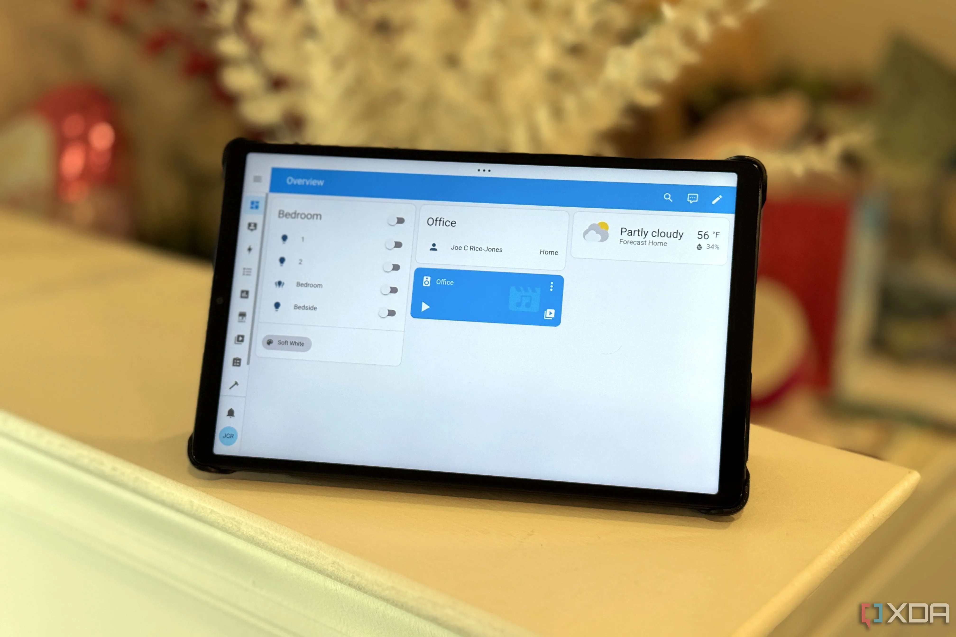 Giao diện dashboard của Home Assistant hiển thị trên máy tính bảng Android, minh họa khả năng tùy chỉnh cao