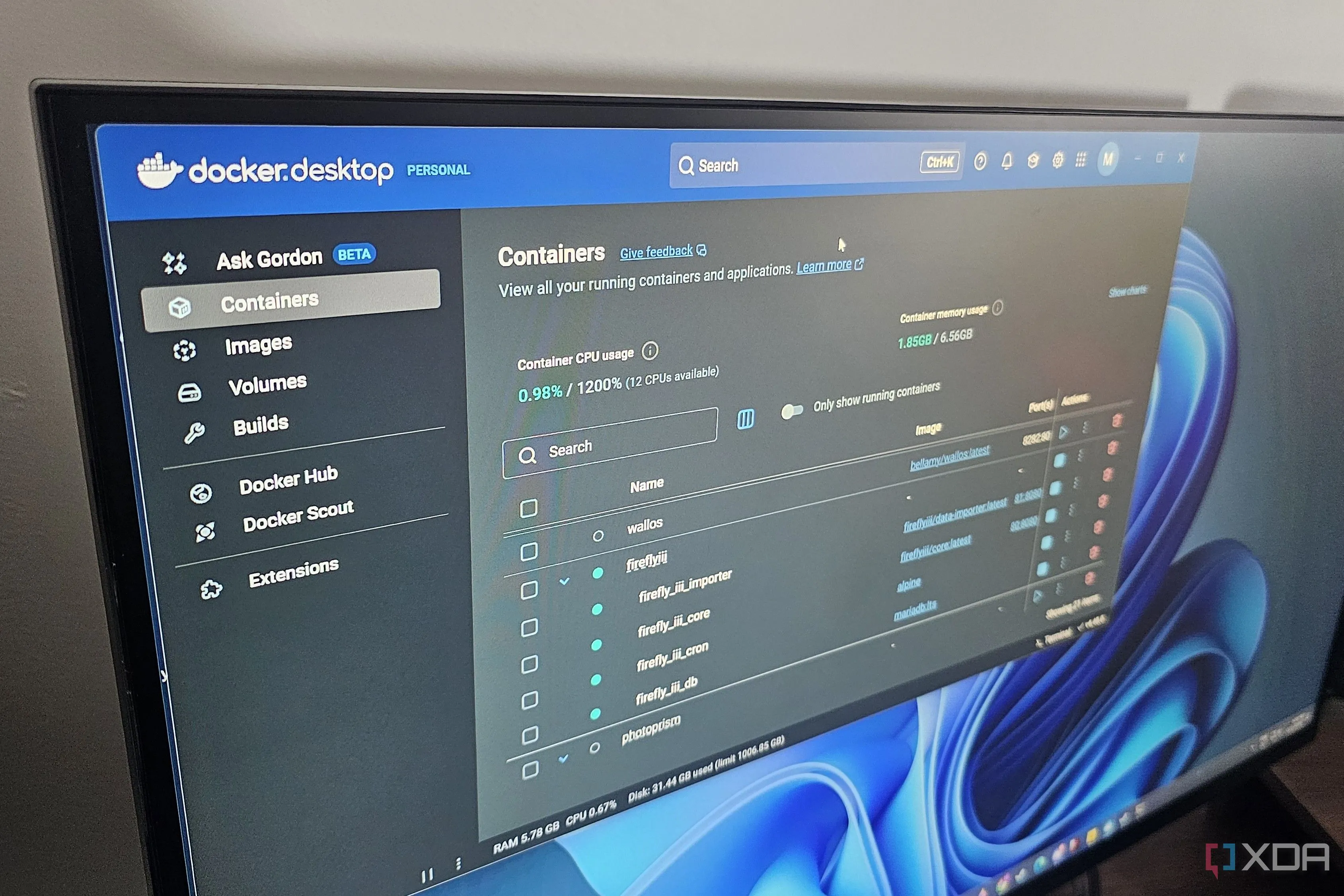 Giao diện Docker Desktop trên màn hình máy tính Windows, thể hiện việc quản lý container trong homelab
