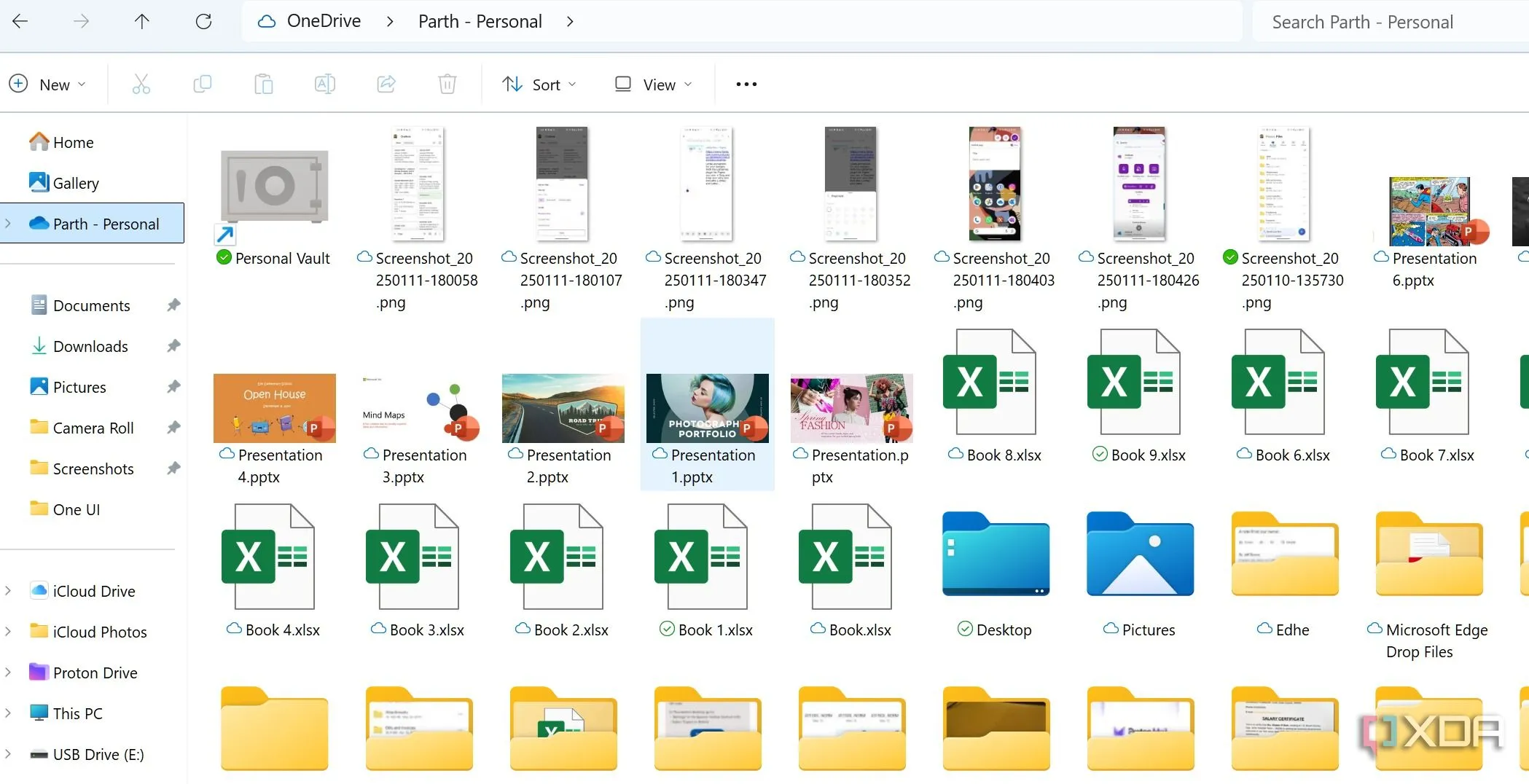 Giao diện File Explorer trên Windows, hiển thị cách di chuyển các tệp từ thư mục OneDrive sang bộ nhớ cục bộ của máy tính