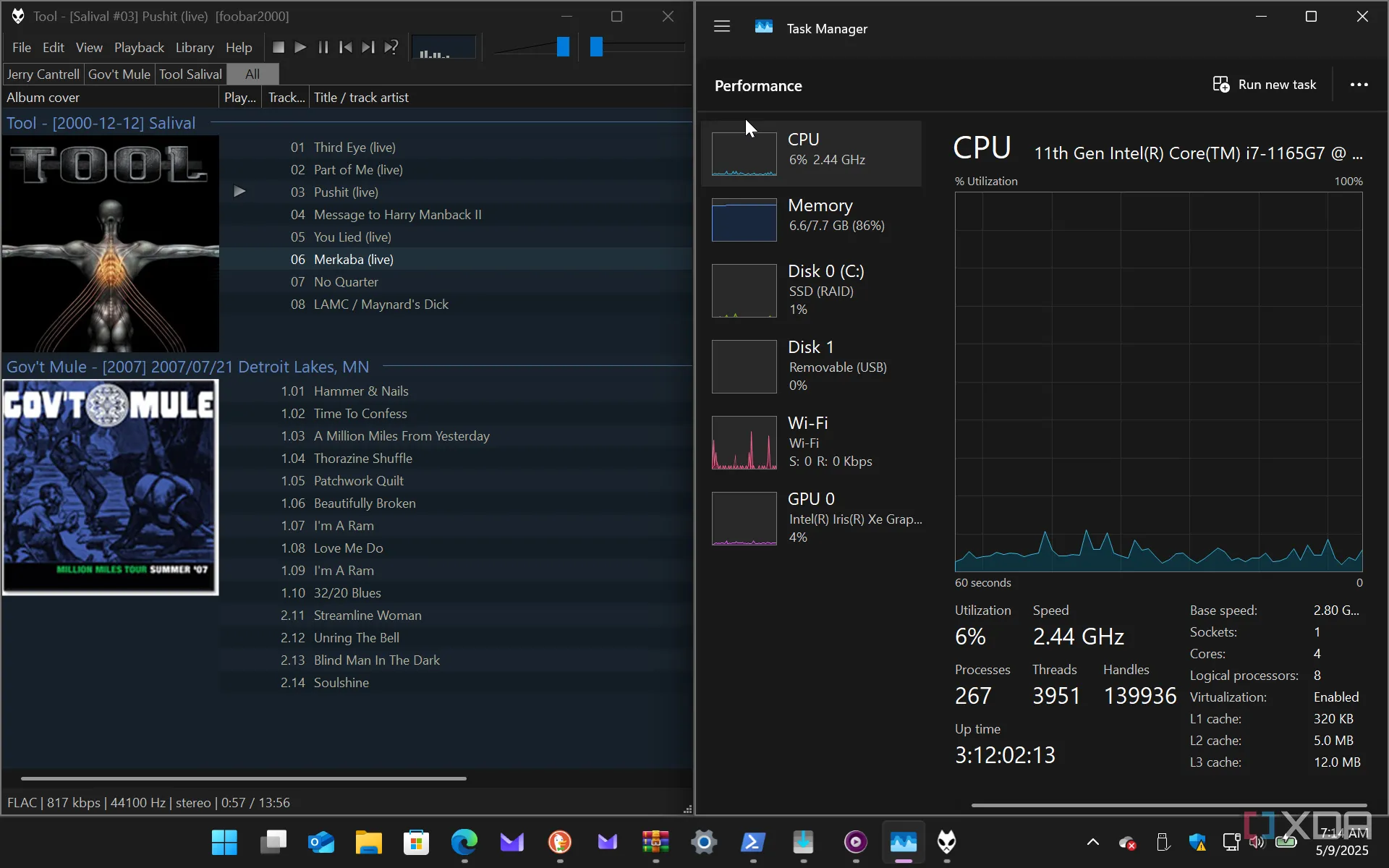 Giao diện Foobar2000 cùng cửa sổ Task Manager của Windows 11 thể hiện mức tiêu thụ tài nguyên thấp của trình phát nhạc