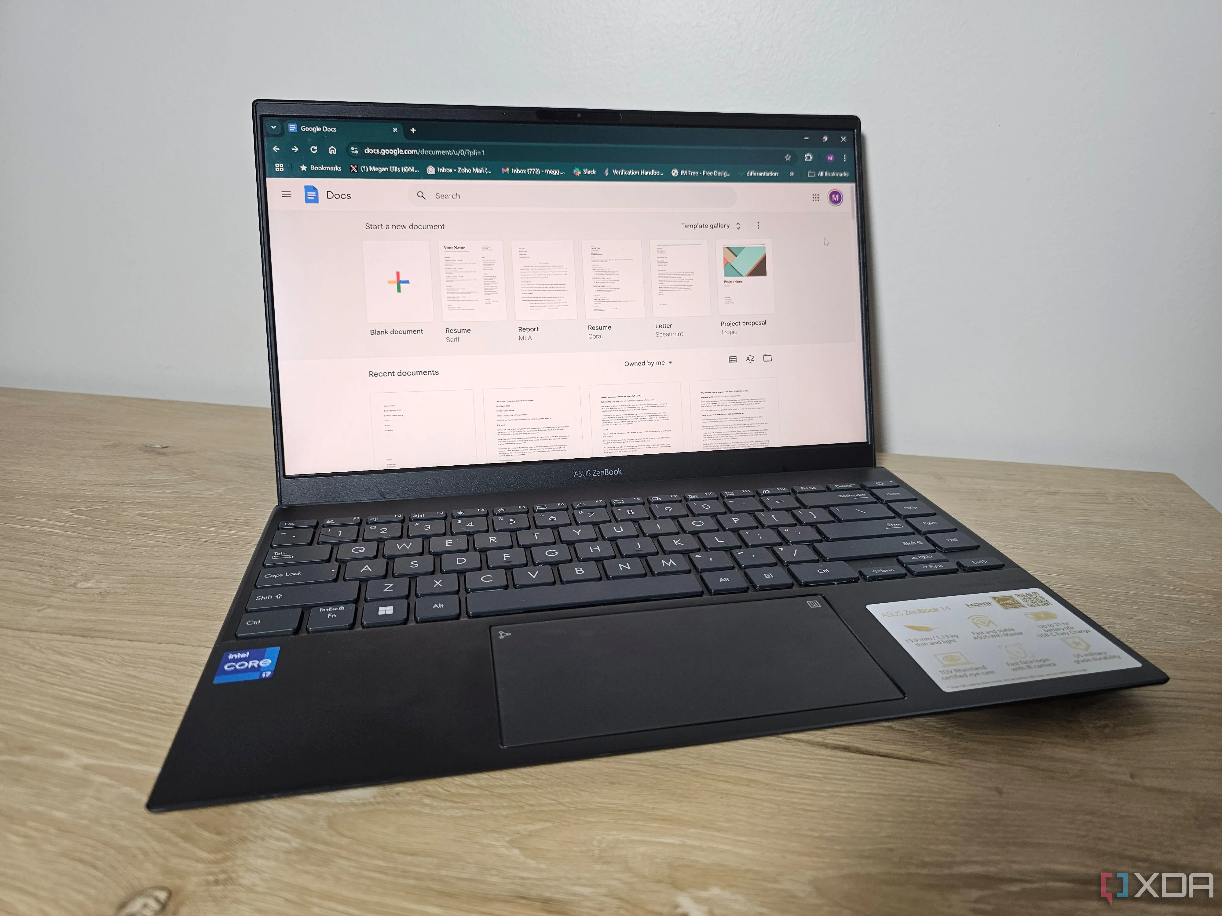 Giao diện Google Docs trên màn hình laptop
